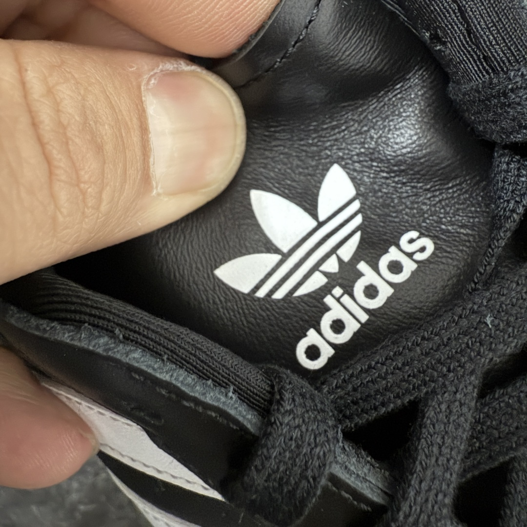 图片[6]-【渠道纯原版】AD Originals TAEKWONDO 跆拳道薄底训练鞋 JS1193 全网独家头层纳帕皮版本 市售最高版 区分市面普通货 皮料 鞋型 中底 针车走线全部拉满配置 💪🏻 从专业赛场到时尚前沿🪩 开启多元运动美学新篇章🥋 𝙏𝘼𝙀𝙆𝙒𝙊𝙉𝘿𝙊👟 演绎穿搭的“绝佳利器” 深受武术历史影响的简约套入式设计 力求致敬00年代初的风尚🥷🎧 ▪皮质鞋面，柔软高级 ▪搭配经典3D鞋头缝线设计 ▪一脚蹬设计穿脱自如 ▪低平橡胶外底助你扎实踩地从容迈步 为小众运动注入现代年轻化审美 鲜明黑白 复古极简 尺码：36 36.5 37 38 38.5 39 40 40.5 41 42 42.5 43 44 44.5 45-选品中心