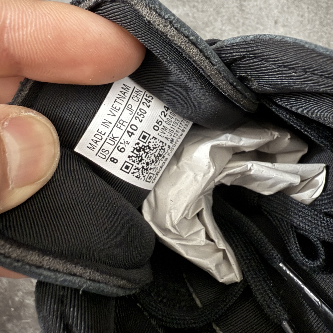 图片[7]-【渠道纯原版】AD Originals TAEKWONDO 跆拳道薄底训练鞋 JS1193 全网独家头层纳帕皮版本 市售最高版 区分市面普通货 皮料 鞋型 中底 针车走线全部拉满配置 💪🏻 从专业赛场到时尚前沿🪩 开启多元运动美学新篇章🥋 𝙏𝘼𝙀𝙆𝙒𝙊𝙉𝘿𝙊👟 演绎穿搭的“绝佳利器” 深受武术历史影响的简约套入式设计 力求致敬00年代初的风尚🥷🎧 ▪皮质鞋面，柔软高级 ▪搭配经典3D鞋头缝线设计 ▪一脚蹬设计穿脱自如 ▪低平橡胶外底助你扎实踩地从容迈步 为小众运动注入现代年轻化审美 鲜明黑白 复古极简 尺码：36 36.5 37 38 38.5 39 40 40.5 41 42 42.5 43 44 44.5 45-选品中心