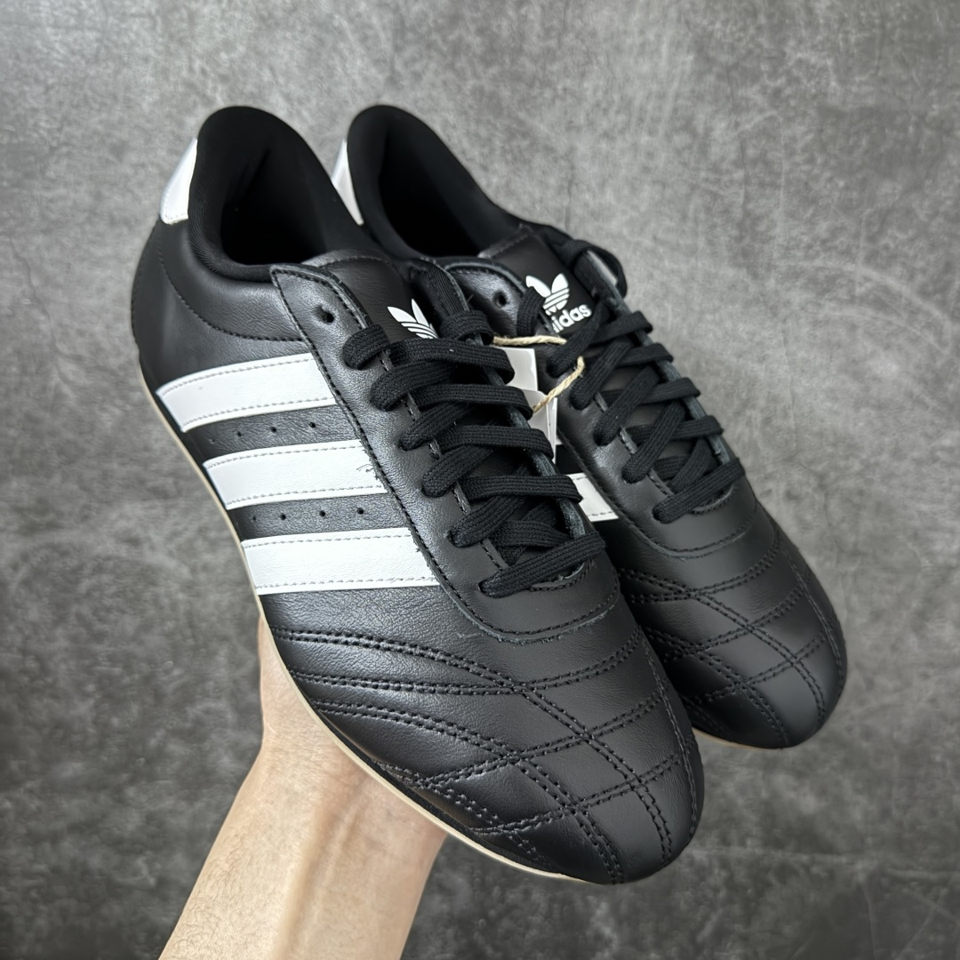 【渠道纯原版】AD Originals TAEKWONDO 跆拳道薄底训练鞋 JS1193 全网独家头层纳帕皮版本 市售最高版 区分市面普通货 皮料 鞋型 中底 针车走线全部拉满配置 💪🏻 从专业赛场到时尚前沿🪩 开启多元运动美学新篇章🥋 𝙏𝘼𝙀𝙆𝙒𝙊𝙉𝘿𝙊👟 演绎穿搭的“绝佳利器” 深受武术历史影响的简约套入式设计 力求致敬00年代初的风尚🥷🎧 ▪皮质鞋面,柔软高级 ▪搭配经典3D鞋头缝线设计 ▪一脚蹬设计穿脱自如 ▪低平橡胶外底助你扎实踩地从容迈步 为小众运动注入现代年轻化审美 鲜明黑白 复古极简 尺码:36 36.5 37 38 38.5 39 40 40.5 41 42 42.5 43 44 44.5 45-选品中心