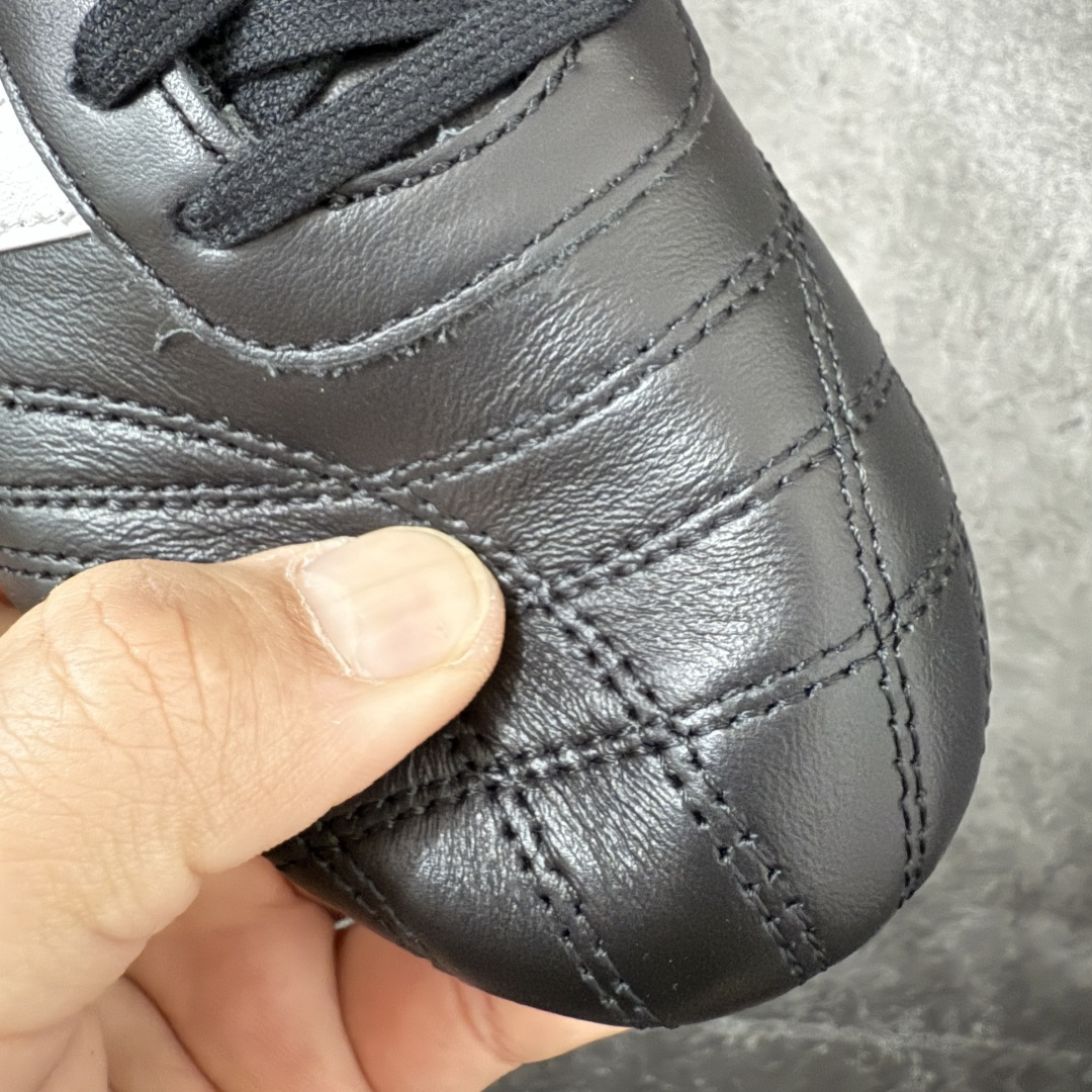 图片[5]-【渠道纯原版】AD Originals TAEKWONDO 跆拳道薄底训练鞋 JS1193 全网独家头层纳帕皮版本 市售最高版 区分市面普通货 皮料 鞋型 中底 针车走线全部拉满配置 💪🏻 从专业赛场到时尚前沿🪩 开启多元运动美学新篇章🥋 𝙏𝘼𝙀𝙆𝙒𝙊𝙉𝘿𝙊👟 演绎穿搭的“绝佳利器” 深受武术历史影响的简约套入式设计 力求致敬00年代初的风尚🥷🎧 ▪皮质鞋面，柔软高级 ▪搭配经典3D鞋头缝线设计 ▪一脚蹬设计穿脱自如 ▪低平橡胶外底助你扎实踩地从容迈步 为小众运动注入现代年轻化审美 鲜明黑白 复古极简 尺码：36 36.5 37 38 38.5 39 40 40.5 41 42 42.5 43 44 44.5 45-选品中心