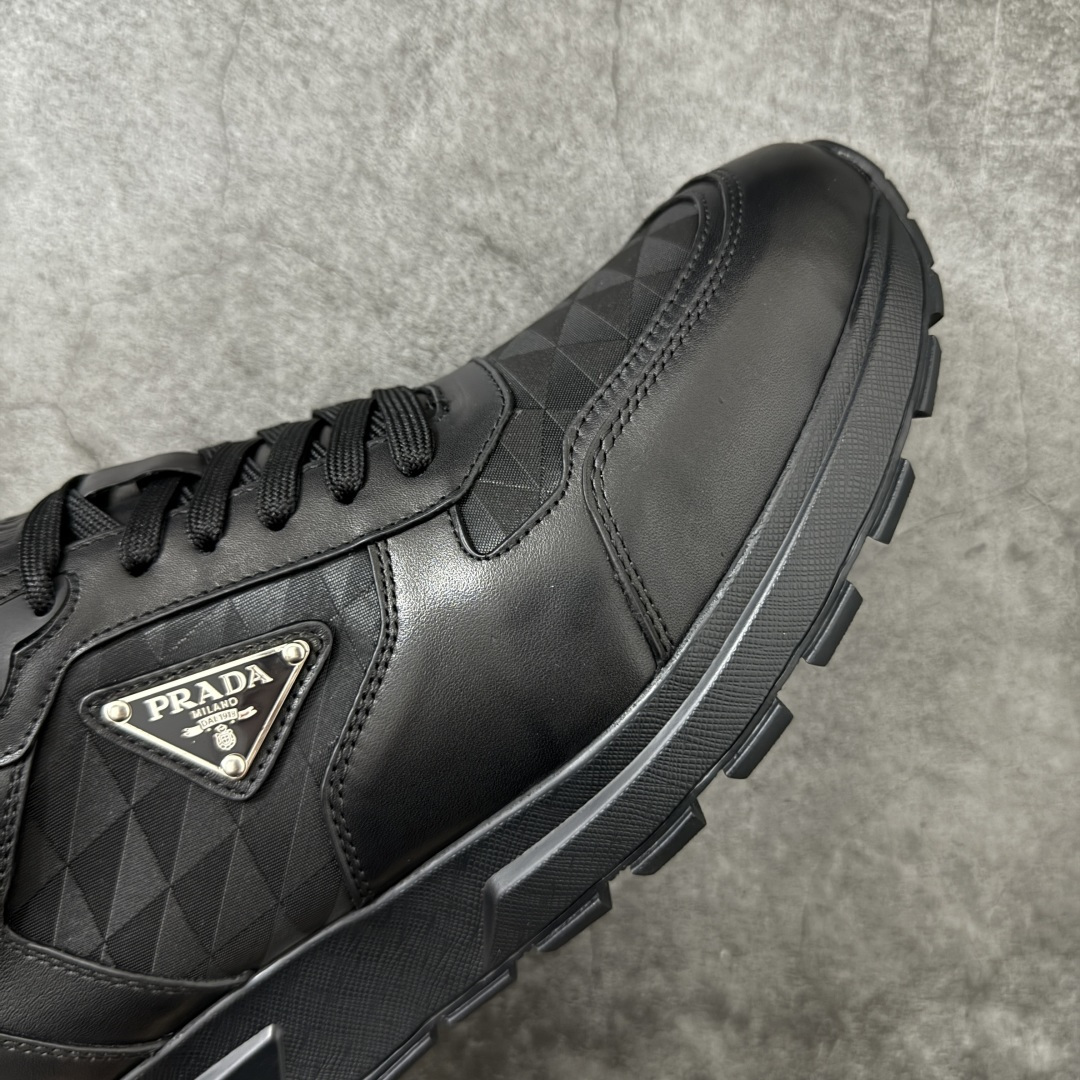 图片[6]-【YS纯原】广奢高端货 PRADA 普拉达｜春夏系列专柜新款厚底松糕运动鞋 ✦ 专柜同款廓形设计，轮廓类似麦昆 ✦ 鞋头饱满＋宽版设计，上脚显脚小 ✦ 厚底软弹脚感，非常舒适不累脚 ✦ 白色高级百搭，运动 / 休闲 / 商务通吃 ✦ 鞋身融入艺术家 Peter de Potter 标语纹样 ✦ 经典三角形徽标点缀，辨识度拉满 ✦ 鞋面：进口防水降落伞布料 ✦ 内里：进口羊皮内里，贴脚柔软 ✦ 大底：TPU 发泡厚底，轻量回弹 ✦ 全新官方一致全套包装 尺码：35–45-选品中心