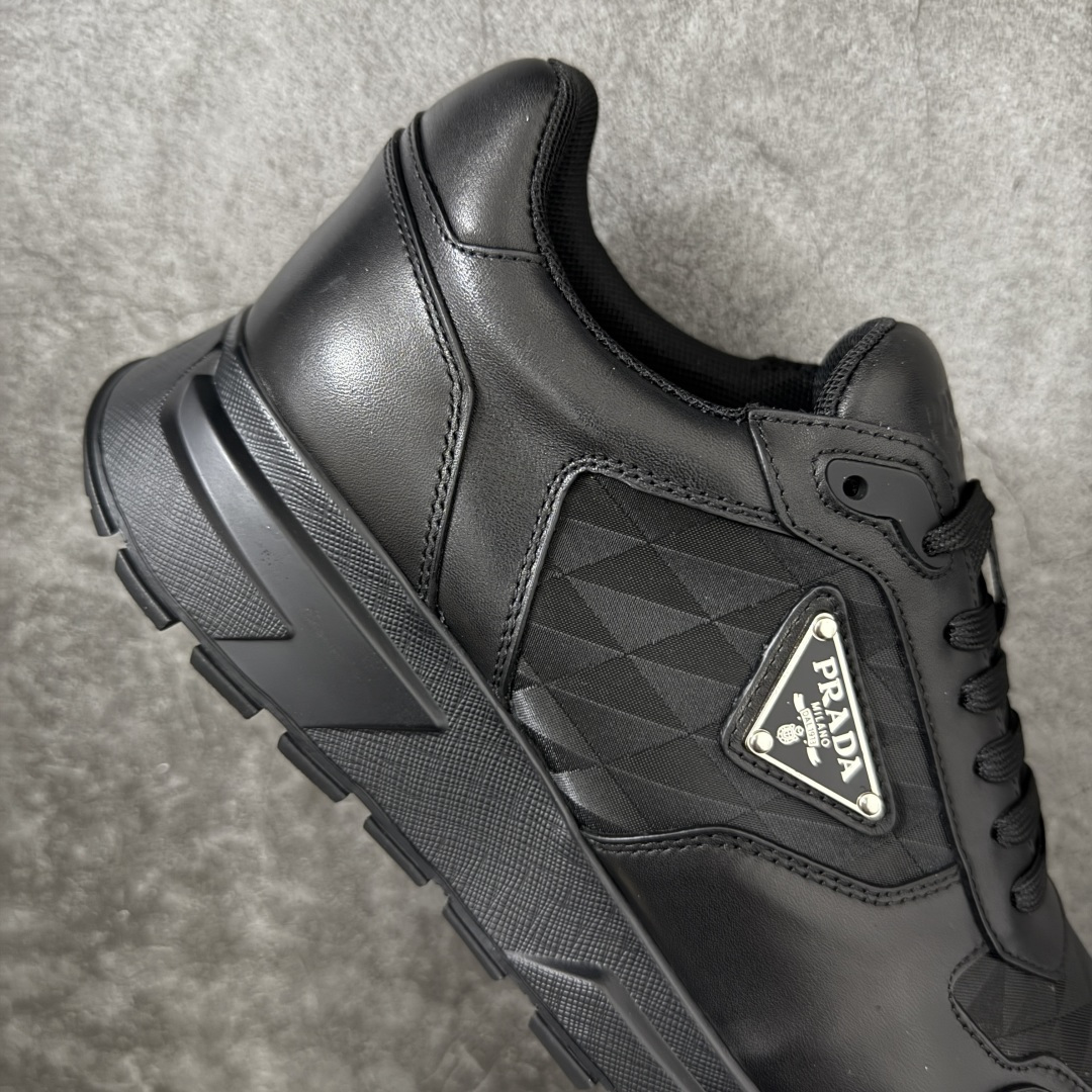 图片[7]-【YS纯原】广奢高端货 PRADA 普拉达｜春夏系列专柜新款厚底松糕运动鞋 ✦ 专柜同款廓形设计，轮廓类似麦昆 ✦ 鞋头饱满＋宽版设计，上脚显脚小 ✦ 厚底软弹脚感，非常舒适不累脚 ✦ 白色高级百搭，运动 / 休闲 / 商务通吃 ✦ 鞋身融入艺术家 Peter de Potter 标语纹样 ✦ 经典三角形徽标点缀，辨识度拉满 ✦ 鞋面：进口防水降落伞布料 ✦ 内里：进口羊皮内里，贴脚柔软 ✦ 大底：TPU 发泡厚底，轻量回弹 ✦ 全新官方一致全套包装 尺码：35–45-选品中心