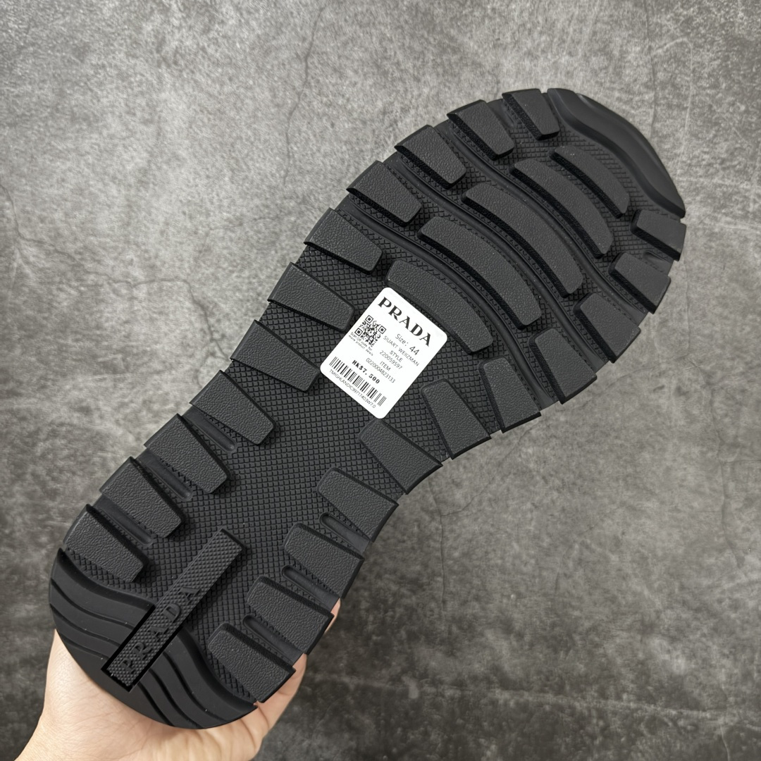 图片[9]-【YS纯原】广奢高端货 PRADA 普拉达｜春夏系列专柜新款厚底松糕运动鞋 ✦ 专柜同款廓形设计，轮廓类似麦昆 ✦ 鞋头饱满＋宽版设计，上脚显脚小 ✦ 厚底软弹脚感，非常舒适不累脚 ✦ 白色高级百搭，运动 / 休闲 / 商务通吃 ✦ 鞋身融入艺术家 Peter de Potter 标语纹样 ✦ 经典三角形徽标点缀，辨识度拉满 ✦ 鞋面：进口防水降落伞布料 ✦ 内里：进口羊皮内里，贴脚柔软 ✦ 大底：TPU 发泡厚底，轻量回弹 ✦ 全新官方一致全套包装 尺码：35–45-选品中心