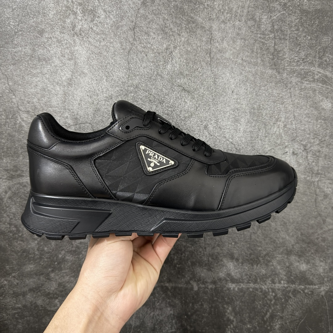 【YS纯原】广奢高端货 PRADA 普拉达｜春夏系列专柜新款厚底松糕运动鞋 ✦ 专柜同款廓形设计，轮廓类似麦昆 ✦ 鞋头饱满＋宽版设计，上脚显脚小 ✦ 厚底软弹脚感，非常舒适不累脚 ✦ 白色高级百搭，运动 / 休闲 / 商务通吃 ✦ 鞋身融入艺术家 Peter de Potter 标语纹样 ✦ 经典三角形徽标点缀，辨识度拉满 ✦ 鞋面：进口防水降落伞布料 ✦ 内里：进口羊皮内里，贴脚柔软 ✦ 大底：TPU 发泡厚底，轻量回弹 ✦ 全新官方一致全套包装 尺码：35–45-选品中心