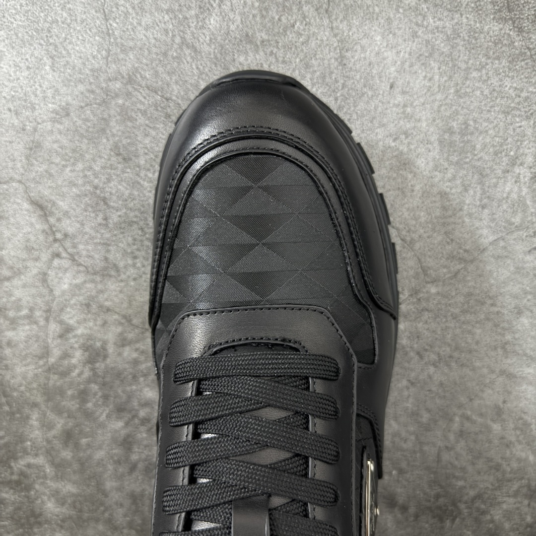 图片[5]-【YS纯原】广奢高端货 PRADA 普拉达｜春夏系列专柜新款厚底松糕运动鞋 ✦ 专柜同款廓形设计，轮廓类似麦昆 ✦ 鞋头饱满＋宽版设计，上脚显脚小 ✦ 厚底软弹脚感，非常舒适不累脚 ✦ 白色高级百搭，运动 / 休闲 / 商务通吃 ✦ 鞋身融入艺术家 Peter de Potter 标语纹样 ✦ 经典三角形徽标点缀，辨识度拉满 ✦ 鞋面：进口防水降落伞布料 ✦ 内里：进口羊皮内里，贴脚柔软 ✦ 大底：TPU 发泡厚底，轻量回弹 ✦ 全新官方一致全套包装 尺码：35–45-选品中心