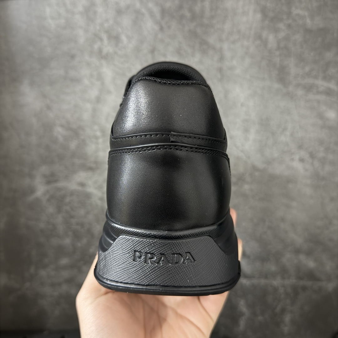 图片[4]-【YS纯原】广奢高端货 PRADA 普拉达｜春夏系列专柜新款厚底松糕运动鞋 ✦ 专柜同款廓形设计，轮廓类似麦昆 ✦ 鞋头饱满＋宽版设计，上脚显脚小 ✦ 厚底软弹脚感，非常舒适不累脚 ✦ 白色高级百搭，运动 / 休闲 / 商务通吃 ✦ 鞋身融入艺术家 Peter de Potter 标语纹样 ✦ 经典三角形徽标点缀，辨识度拉满 ✦ 鞋面：进口防水降落伞布料 ✦ 内里：进口羊皮内里，贴脚柔软 ✦ 大底：TPU 发泡厚底，轻量回弹 ✦ 全新官方一致全套包装 尺码：35–45-选品中心