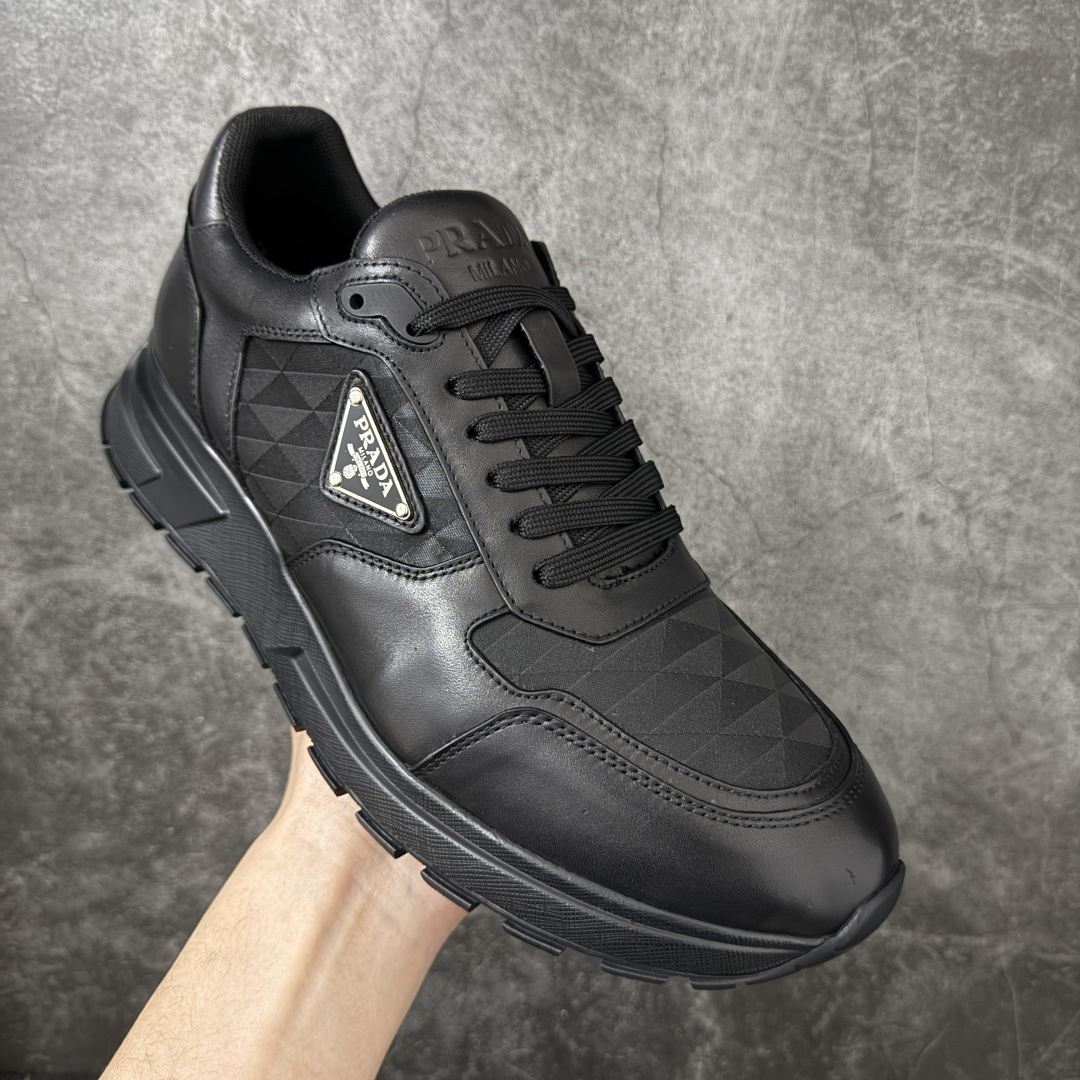 图片[3]-【YS纯原】广奢高端货 PRADA 普拉达｜春夏系列专柜新款厚底松糕运动鞋 ✦ 专柜同款廓形设计，轮廓类似麦昆 ✦ 鞋头饱满＋宽版设计，上脚显脚小 ✦ 厚底软弹脚感，非常舒适不累脚 ✦ 白色高级百搭，运动 / 休闲 / 商务通吃 ✦ 鞋身融入艺术家 Peter de Potter 标语纹样 ✦ 经典三角形徽标点缀，辨识度拉满 ✦ 鞋面：进口防水降落伞布料 ✦ 内里：进口羊皮内里，贴脚柔软 ✦ 大底：TPU 发泡厚底，轻量回弹 ✦ 全新官方一致全套包装 尺码：35–45-选品中心