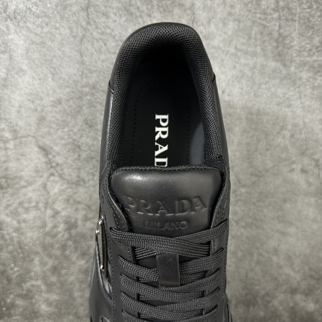 图片[8]-【YS纯原】广奢高端货 PRADA 普拉达｜春夏系列专柜新款厚底松糕运动鞋 ✦ 专柜同款廓形设计，轮廓类似麦昆 ✦ 鞋头饱满＋宽版设计，上脚显脚小 ✦ 厚底软弹脚感，非常舒适不累脚 ✦ 白色高级百搭，运动 / 休闲 / 商务通吃 ✦ 鞋身融入艺术家 Peter de Potter 标语纹样 ✦ 经典三角形徽标点缀，辨识度拉满 ✦ 鞋面：进口防水降落伞布料 ✦ 内里：进口羊皮内里，贴脚柔软 ✦ 大底：TPU 发泡厚底，轻量回弹 ✦ 全新官方一致全套包装 尺码：35–45-选品中心