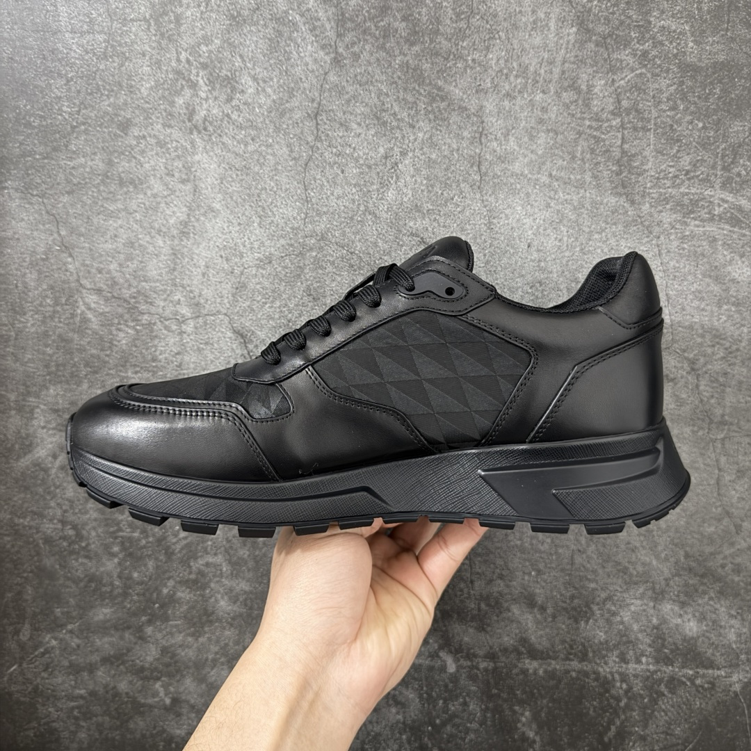 图片[2]-【YS纯原】广奢高端货 PRADA 普拉达｜春夏系列专柜新款厚底松糕运动鞋 ✦ 专柜同款廓形设计，轮廓类似麦昆 ✦ 鞋头饱满＋宽版设计，上脚显脚小 ✦ 厚底软弹脚感，非常舒适不累脚 ✦ 白色高级百搭，运动 / 休闲 / 商务通吃 ✦ 鞋身融入艺术家 Peter de Potter 标语纹样 ✦ 经典三角形徽标点缀，辨识度拉满 ✦ 鞋面：进口防水降落伞布料 ✦ 内里：进口羊皮内里，贴脚柔软 ✦ 大底：TPU 发泡厚底，轻量回弹 ✦ 全新官方一致全套包装 尺码：35–45-选品中心