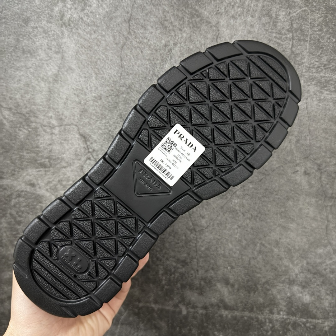 图片[9]-【YS纯原】广奢高端货 PRADA 普拉达｜春夏系列专柜新款厚底松糕运动鞋 ✦ 专柜同款廓形设计，轮廓类似麦昆 ✦ 鞋头饱满＋宽版设计，上脚显脚小 ✦ 厚底软弹脚感，非常舒适不累脚 ✦ 白色高级百搭，运动 / 休闲 / 商务通吃 ✦ 鞋身融入艺术家 Peter de Potter 标语纹样 ✦ 经典三角形徽标 点缀，辨识度拉满 ✦ 鞋面：进口防水降落伞布料 ✦ 内里：进口羊皮内里，贴脚柔软 ✦ 大底：TPU 发泡厚底，轻量回弹 ✦ 全新官方一致全套包装 尺码：35–45-选品中心