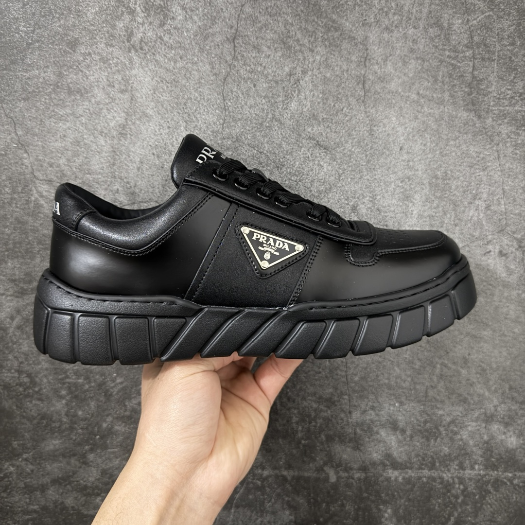 【YS纯原】广奢高端货 PRADA 普拉达｜春夏系列专柜新款厚底松糕运动鞋 ✦ 专柜同款廓形设计，轮廓类似麦昆 ✦ 鞋头饱满＋宽版设计，上脚显脚小 ✦ 厚底软弹脚感，非常舒适不累脚 ✦ 白色高级百搭，运动 / 休闲 / 商务通吃 ✦ 鞋身融入艺术家 Peter de Potter 标语纹样 ✦ 经典三角形徽标 点缀，辨识度拉满 ✦ 鞋面：进口防水降落伞布料 ✦ 内里：进口羊皮内里，贴脚柔软 ✦ 大底：TPU 发泡厚底，轻量回弹 ✦ 全新官方一致全套包装 尺码：35–45-选品中心