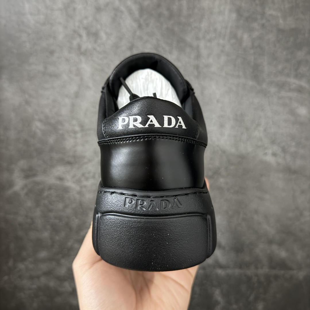 图片[4]-【YS纯原】广奢高端货 PRADA 普拉达｜春夏系列专柜新款厚底松糕运动鞋 ✦ 专柜同款廓形设计，轮廓类似麦昆 ✦ 鞋头饱满＋宽版设计，上脚显脚小 ✦ 厚底软弹脚感，非常舒适不累脚 ✦ 白色高级百搭，运动 / 休闲 / 商务通吃 ✦ 鞋身融入艺术家 Peter de Potter 标语纹样 ✦ 经典三角形徽标 点缀，辨识度拉满 ✦ 鞋面：进口防水降落伞布料 ✦ 内里：进口羊皮内里，贴脚柔软 ✦ 大底：TPU 发泡厚底，轻量回弹 ✦ 全新官方一致全套包装 尺码：35–45-选品中心