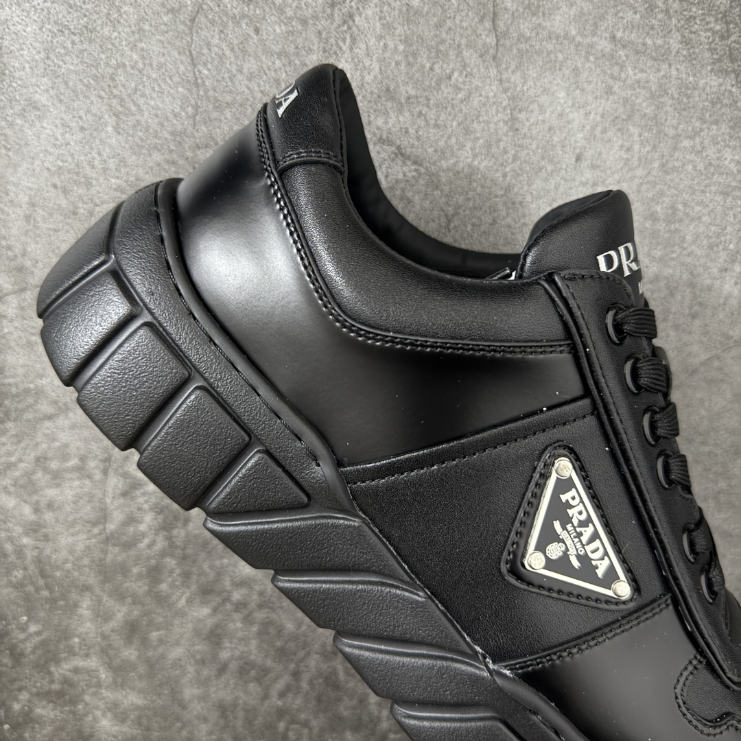 图片[7]-【YS纯原】广奢高端货 PRADA 普拉达｜春夏系列专柜新款厚底松糕运动鞋 ✦ 专柜同款廓形设计，轮廓类似麦昆 ✦ 鞋头饱满＋宽版设计，上脚显脚小 ✦ 厚底软弹脚感，非常舒适不累脚 ✦ 白色高级百搭，运动 / 休闲 / 商务通吃 ✦ 鞋身融入艺术家 Peter de Potter 标语纹样 ✦ 经典三角形徽标 点缀，辨识度拉满 ✦ 鞋面：进口防水降落伞布料 ✦ 内里：进口羊皮内里，贴脚柔软 ✦ 大底：TPU 发泡厚底，轻量回弹 ✦ 全新官方一致全套包装 尺码：35–45-选品中心