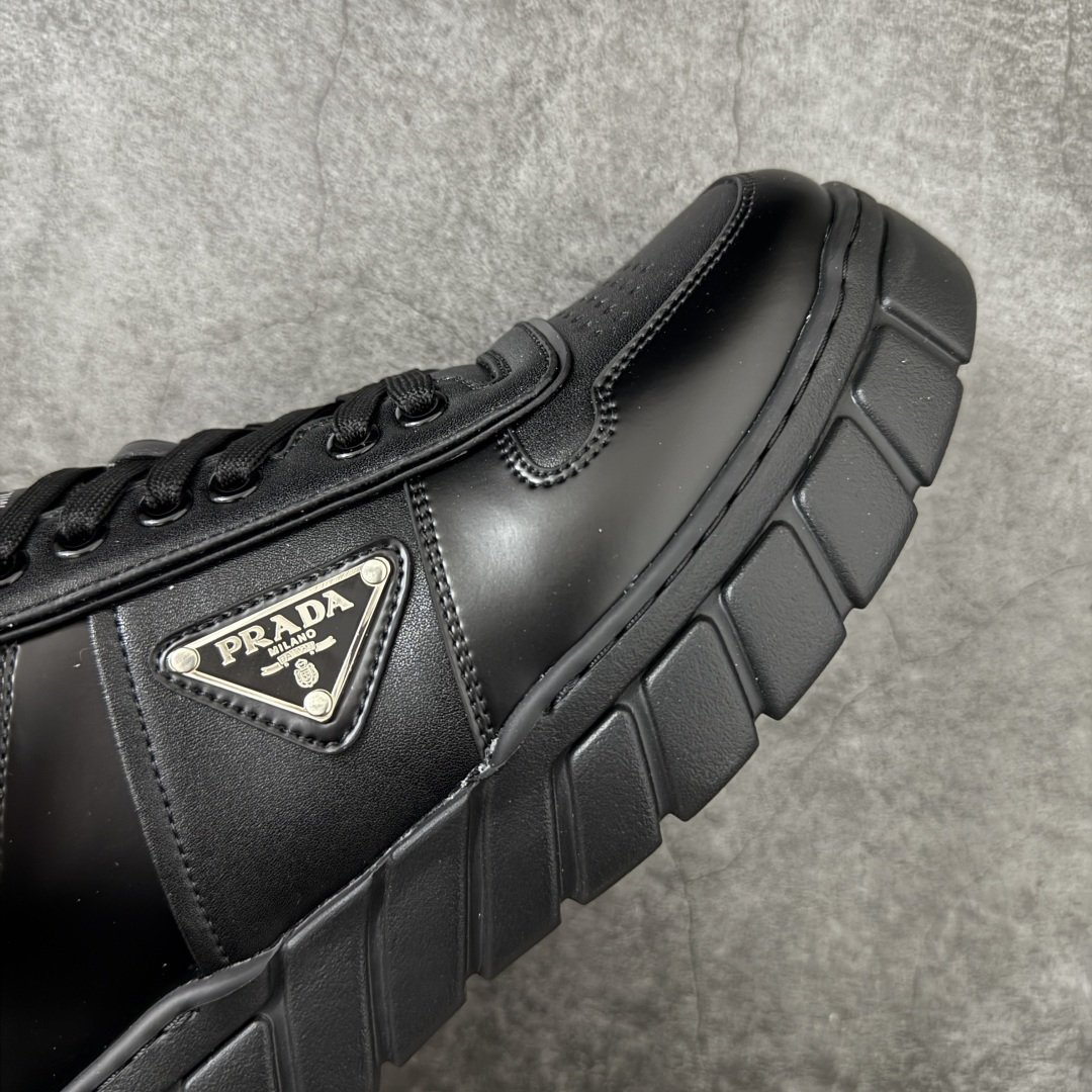 图片[6]-【YS纯原】广奢高端货 PRADA 普拉达｜春夏系列专柜新款厚底松糕运动鞋 ✦ 专柜同款廓形设计，轮廓类似麦昆 ✦ 鞋头饱满＋宽版设计，上脚显脚小 ✦ 厚底软弹脚感，非常舒适不累脚 ✦ 白色高级百搭，运动 / 休闲 / 商务通吃 ✦ 鞋身融入艺术家 Peter de Potter 标语纹样 ✦ 经典三角形徽标 点缀，辨识度拉满 ✦ 鞋面：进口防水降落伞布料 ✦ 内里：进口羊皮内里，贴脚柔软 ✦ 大底：TPU 发泡厚底，轻量回弹 ✦ 全新官方一致全套包装 尺码：35–45-选品中心