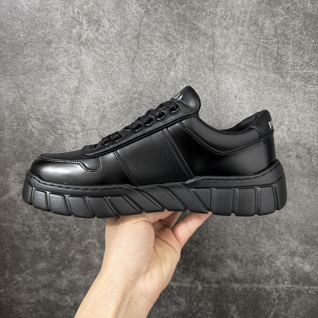 图片[2]-【YS纯原】广奢高端货 PRADA 普拉达｜春夏系列专柜新款厚底松糕运动鞋 ✦ 专柜同款廓形设计，轮廓类似麦昆 ✦ 鞋头饱满＋宽版设计，上脚显脚小 ✦ 厚底软弹脚感，非常舒适不累脚 ✦ 白色高级百搭，运动 / 休闲 / 商务通吃 ✦ 鞋身融入艺术家 Peter de Potter 标语纹样 ✦ 经典三角形徽标 点缀，辨识度拉满 ✦ 鞋面：进口防水降落伞布料 ✦ 内里：进口羊皮内里，贴脚柔软 ✦ 大底：TPU 发泡厚底，轻量回弹 ✦ 全新官方一致全套包装 尺码：35–45-选品中心