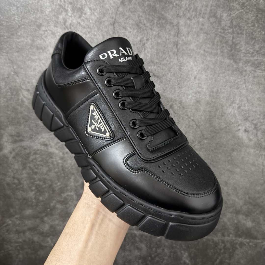 图片[3]-【YS纯原】广奢高端货 PRADA 普拉达｜春夏系列专柜新款厚底松糕运动鞋 ✦ 专柜同款廓形设计，轮廓类似麦昆 ✦ 鞋头饱满＋宽版设计，上脚显脚小 ✦ 厚底软弹脚感，非常舒适不累脚 ✦ 白色高级百搭，运动 / 休闲 / 商务通吃 ✦ 鞋身融入艺术家 Peter de Potter 标语纹样 ✦ 经典三角形徽标 点缀，辨识度拉满 ✦ 鞋面：进口防水降落伞布料 ✦ 内里：进口羊皮内里，贴脚柔软 ✦ 大底：TPU 发泡厚底，轻量回弹 ✦ 全新官方一致全套包装 尺码：35–45-选品中心