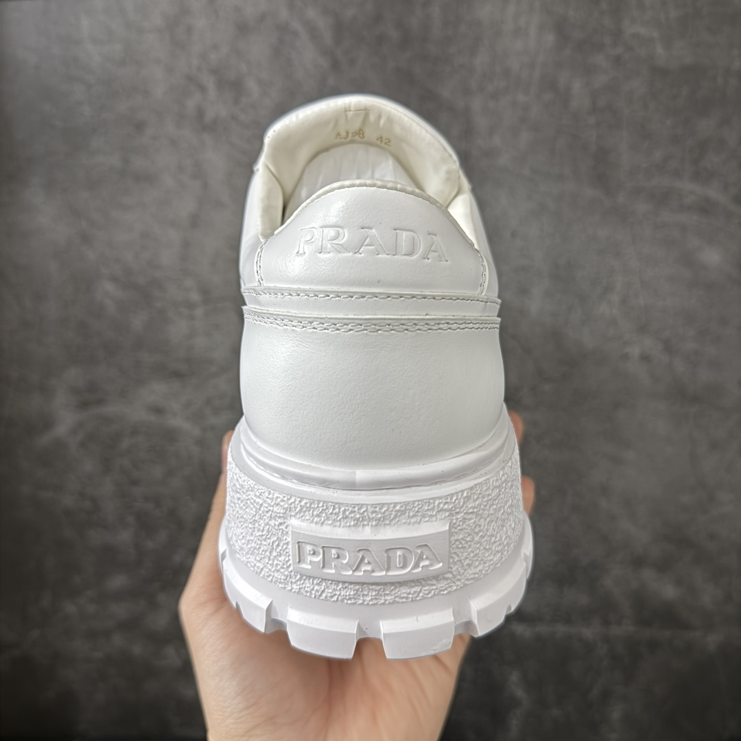图片[4]-【YS纯原】广奢高端货 PRADA 普拉达｜春夏系列专柜新款厚底松糕运动鞋 ✦ 专柜同款廓形设计，轮廓类似麦昆 ✦ 鞋头饱满＋宽版设计，上脚显脚小 ✦ 厚底软弹脚感，非常舒适不累脚 ✦ 白色高级百搭， 运动 / 休闲 / 商务通吃 ✦ 鞋身融入艺术家 Peter de Potter 标语纹样 ✦ 经典三角形徽标点缀，辨识度拉满 ✦ 鞋面：进口防水降落伞布料 ✦ 内里：进口羊皮内里，贴脚柔软 ✦ 大底：TPU 发泡厚底，轻量回弹 ✦ 全新官方一致全套包装 尺码：35–45-选品中心
