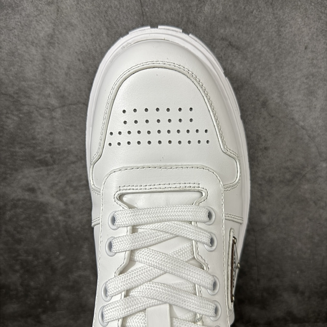 图片[5]-【YS纯原】广奢高端货 PRADA 普拉达｜春夏系列专柜新款厚底松糕运动鞋 ✦ 专柜同款廓形设计，轮廓类似麦昆 ✦ 鞋头饱满＋宽版设计，上脚显脚小 ✦ 厚底软弹脚感，非常舒适不累脚 ✦ 白色高级百搭， 运动 / 休闲 / 商务通吃 ✦ 鞋身融入艺术家 Peter de Potter 标语纹样 ✦ 经典三角形徽标点缀，辨识度拉满 ✦ 鞋面：进口防水降落伞布料 ✦ 内里：进口羊皮内里，贴脚柔软 ✦ 大底：TPU 发泡厚底，轻量回弹 ✦ 全新官方一致全套包装 尺码：35–45-选品中心