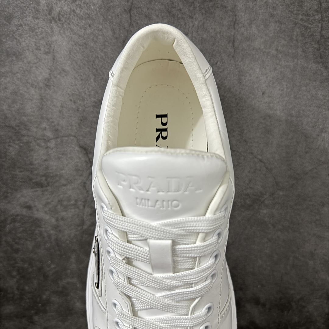 图片[8]-【YS纯原】广奢高端货 PRADA 普拉达｜春夏系列专柜新款厚底松糕运动鞋 ✦ 专柜同款廓形设计，轮廓类似麦昆 ✦ 鞋头饱满＋宽版设计，上脚显脚小 ✦ 厚底软弹脚感，非常舒适不累脚 ✦ 白色高级百搭， 运动 / 休闲 / 商务通吃 ✦ 鞋身融入艺术家 Peter de Potter 标语纹样 ✦ 经典三角形徽标点缀，辨识度拉满 ✦ 鞋面：进口防水降落伞布料 ✦ 内里：进口羊皮内里，贴脚柔软 ✦ 大底：TPU 发泡厚底，轻量回弹 ✦ 全新官方一致全套包装 尺码：35–45-选品中心