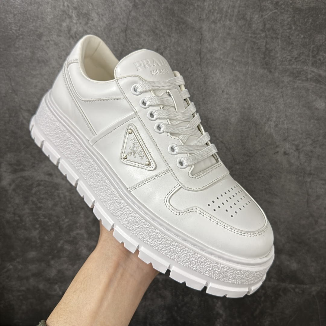 图片[3]-【YS纯原】广奢高端货 PRADA 普拉达｜春夏系列专柜新款厚底松糕运动鞋 ✦ 专柜同款廓形设计，轮廓类似麦昆 ✦ 鞋头饱满＋宽版设计，上脚显脚小 ✦ 厚底软弹脚感，非常舒适不累脚 ✦ 白色高级百搭， 运动 / 休闲 / 商务通吃 ✦ 鞋身融入艺术家 Peter de Potter 标语纹样 ✦ 经典三角形徽标点缀，辨识度拉满 ✦ 鞋面：进口防水降落伞布料 ✦ 内里：进口羊皮内里，贴脚柔软 ✦ 大底：TPU 发泡厚底，轻量回弹 ✦ 全新官方一致全套包装 尺码：35–45-选品中心
