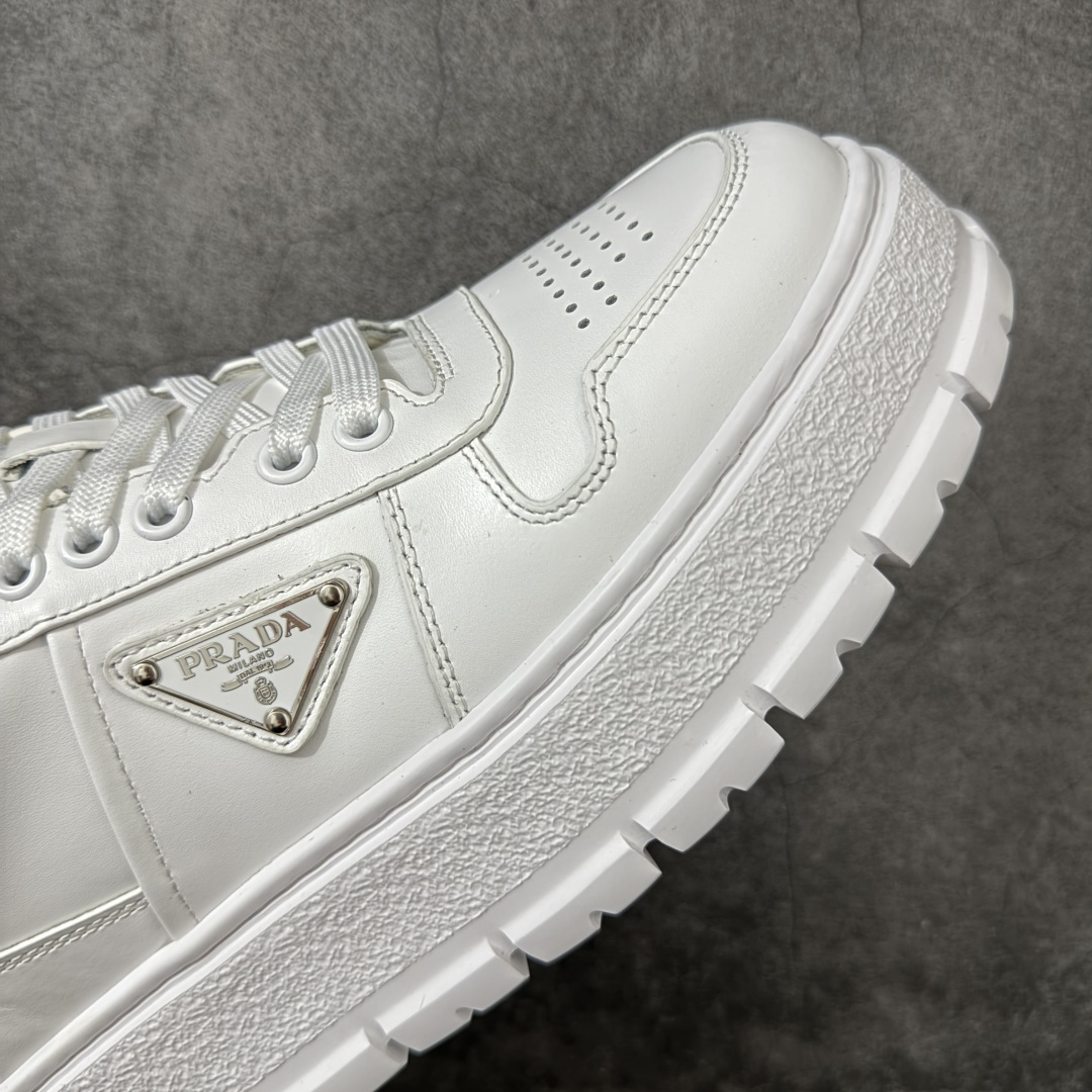 图片[6]-【YS纯原】广奢高端货 PRADA 普拉达｜春夏系列专柜新款厚底松糕运动鞋 ✦ 专柜同款廓形设计，轮廓类似麦昆 ✦ 鞋头饱满＋宽版设计，上脚显脚小 ✦ 厚底软弹脚感，非常舒适不累脚 ✦ 白色高级百搭， 运动 / 休闲 / 商务通吃 ✦ 鞋身融入艺术家 Peter de Potter 标语纹样 ✦ 经典三角形徽标点缀，辨识度拉满 ✦ 鞋面：进口防水降落伞布料 ✦ 内里：进口羊皮内里，贴脚柔软 ✦ 大底：TPU 发泡厚底，轻量回弹 ✦ 全新官方一致全套包装 尺码：35–45-选品中心