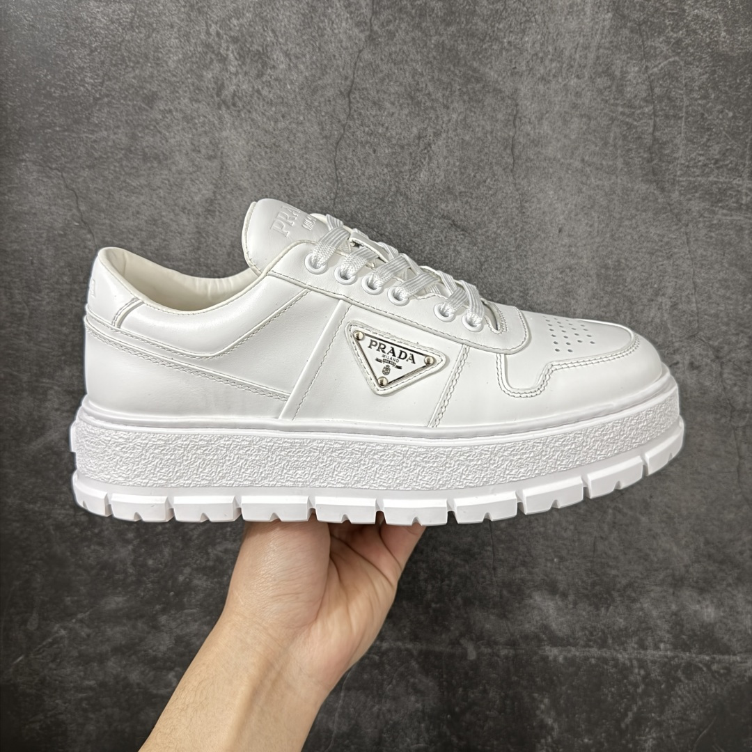 【YS纯原】广奢高端货 PRADA 普拉达｜春夏系列专柜新款厚底松糕运动鞋 ✦ 专柜同款廓形设计，轮廓类似麦昆 ✦ 鞋头饱满＋宽版设计，上脚显脚小 ✦ 厚底软弹脚感，非常舒适不累脚 ✦ 白色高级百搭， 运动 / 休闲 / 商务通吃 ✦ 鞋身融入艺术家 Peter de Potter 标语纹样 ✦ 经典三角形徽标点缀，辨识度拉满 ✦ 鞋面：进口防水降落伞布料 ✦ 内里：进口羊皮内里，贴脚柔软 ✦ 大底：TPU 发泡厚底，轻量回弹 ✦ 全新官方一致全套包装 尺码：35–45-选品中心