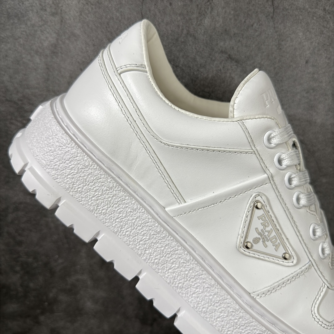 图片[7]-【YS纯原】广奢高端货 PRADA 普拉达｜春夏系列专柜新款厚底松糕运动鞋 ✦ 专柜同款廓形设计，轮廓类似麦昆 ✦ 鞋头饱满＋宽版设计，上脚显脚小 ✦ 厚底软弹脚感，非常舒适不累脚 ✦ 白色高级百搭， 运动 / 休闲 / 商务通吃 ✦ 鞋身融入艺术家 Peter de Potter 标语纹样 ✦ 经典三角形徽标点缀，辨识度拉满 ✦ 鞋面：进口防水降落伞布料 ✦ 内里：进口羊皮内里，贴脚柔软 ✦ 大底：TPU 发泡厚底，轻量回弹 ✦ 全新官方一致全套包装 尺码：35–45-选品中心