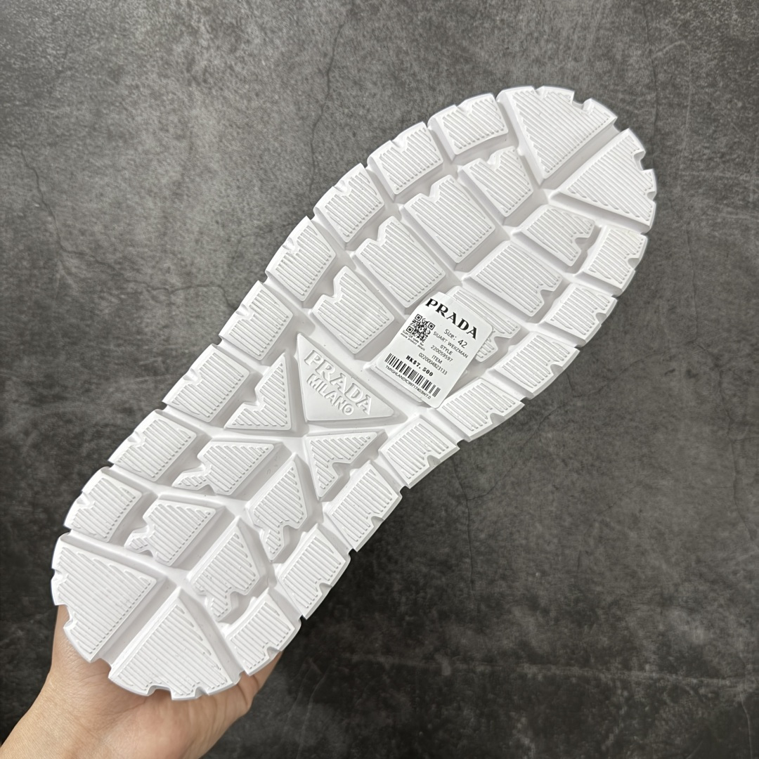 图片[9]-【YS纯原】广奢高端货 PRADA 普拉达｜春夏系列专柜新款厚底松糕运动鞋 ✦ 专柜同款廓形设计，轮廓类似麦昆 ✦ 鞋头饱满＋宽版设计，上脚显脚小 ✦ 厚底软弹脚感，非常舒适不累脚 ✦ 白色高级百搭， 运动 / 休闲 / 商务通吃 ✦ 鞋身融入艺术家 Peter de Potter 标语纹样 ✦ 经典三角形徽标点缀，辨识度拉满 ✦ 鞋面：进口防水降落伞布料 ✦ 内里：进口羊皮内里，贴脚柔软 ✦ 大底：TPU 发泡厚底，轻量回弹 ✦ 全新官方一致全套包装 尺码：35–45-选品中心