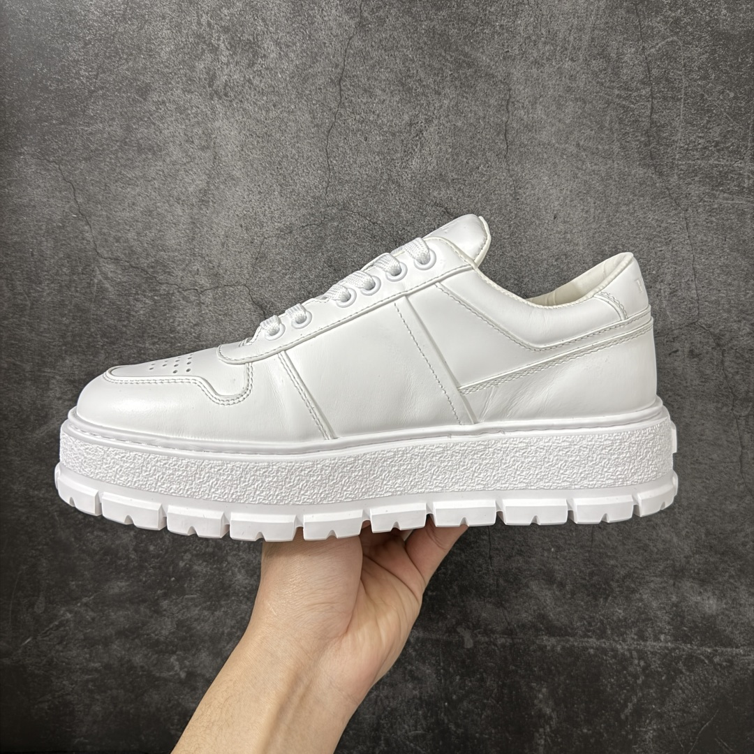 图片[2]-【YS纯原】广奢高端货 PRADA 普拉达｜春夏系列专柜新款厚底松糕运动鞋 ✦ 专柜同款廓形设计，轮廓类似麦昆 ✦ 鞋头饱满＋宽版设计，上脚显脚小 ✦ 厚底软弹脚感，非常舒适不累脚 ✦ 白色高级百搭， 运动 / 休闲 / 商务通吃 ✦ 鞋身融入艺术家 Peter de Potter 标语纹样 ✦ 经典三角形徽标点缀，辨识度拉满 ✦ 鞋面：进口防水降落伞布料 ✦ 内里：进口羊皮内里，贴脚柔软 ✦ 大底：TPU 发泡厚底，轻量回弹 ✦ 全新官方一致全套包装 尺码：35–45-选品中心