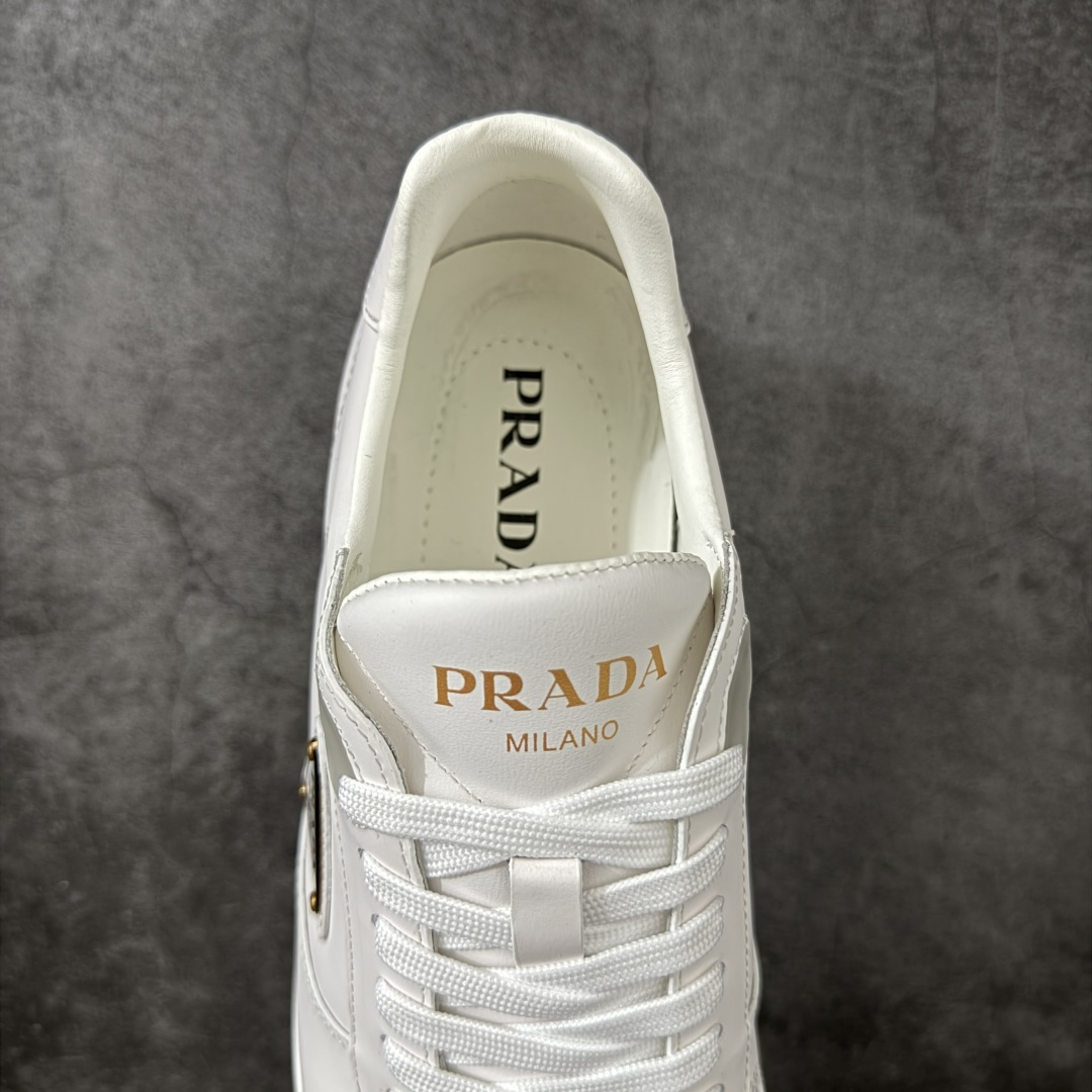 图片[8]-【YS纯原】广奢高端货 PRADA 普拉达｜春夏系列专柜新款厚底松糕运动鞋 ✦ 专柜同款廓形设计，轮廓类似麦昆 ✦ 鞋头饱满＋宽版设计，上脚显脚小 ✦ 厚底软弹脚感，非常舒适不累脚 ✦ 白色高级百搭，运动 / 休闲 / 商务通吃 ✦ 鞋身融入艺术家 Peter de Potter 标语纹样 ✦ 经典三角形徽标点缀，辨识度拉满 ✦ 鞋面：进口防水降落伞布料 ✦ 内里：进口羊皮内里，贴脚柔软 ✦ 大底：TPU 发泡厚底，轻量回弹 ✦ 全新官方一致全套包装 尺码：35–45-选品中心