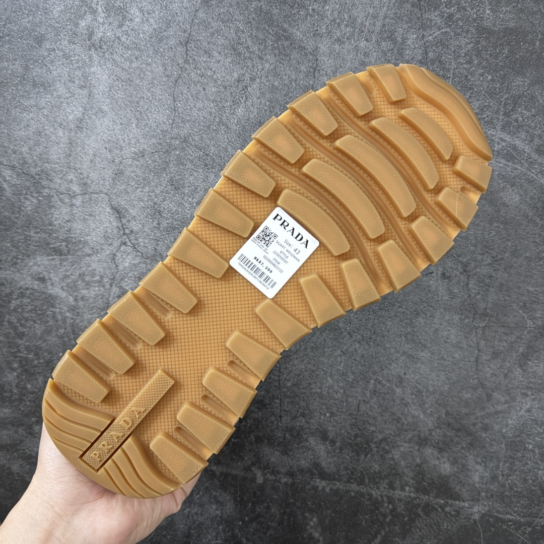 图片[9]-【YS纯原】广奢高端货 PRADA 普拉达｜春夏系列专柜新款厚底松糕运动鞋 ✦ 专柜同款廓形设计，轮廓类似麦昆 ✦ 鞋头饱满＋宽版设计，上脚显脚小 ✦ 厚底软弹脚感，非常舒适不累脚 ✦ 白色高级百搭，运动 / 休闲 / 商务通吃 ✦ 鞋身融入艺术家 Peter de Potter 标语纹样 ✦ 经典三角形徽标点缀，辨识度拉满 ✦ 鞋面：进口防水降落伞布料 ✦ 内里：进口羊皮内里，贴脚柔软 ✦ 大底：TPU 发泡厚底，轻量回弹 ✦ 全新官方一致全套包装 尺码：35–45-选品中心