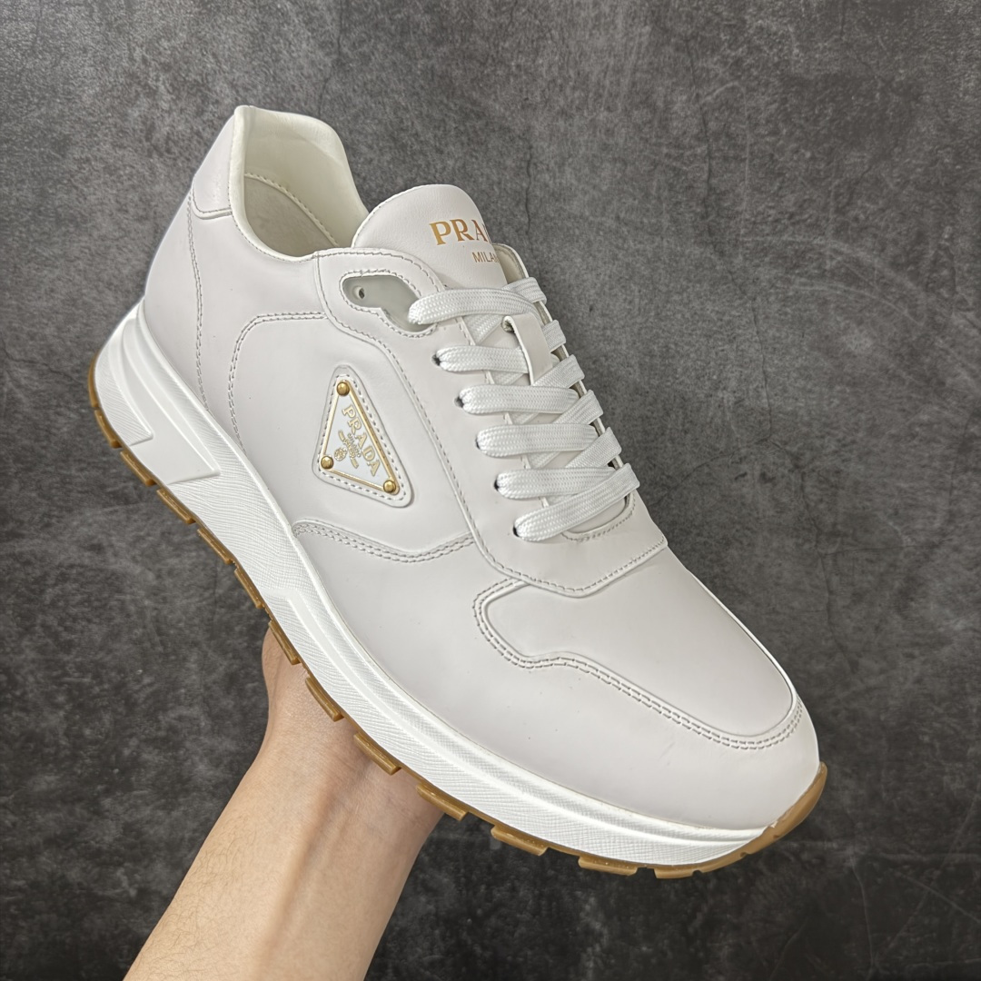 图片[3]-【YS纯原】广奢高端货 PRADA 普拉达｜春夏系列专柜新款厚底松糕运动鞋 ✦ 专柜同款廓形设计，轮廓类似麦昆 ✦ 鞋头饱满＋宽版设计，上脚显脚小 ✦ 厚底软弹脚感，非常舒适不累脚 ✦ 白色高级百搭，运动 / 休闲 / 商务通吃 ✦ 鞋身融入艺术家 Peter de Potter 标语纹样 ✦ 经典三角形徽标点缀，辨识度拉满 ✦ 鞋面：进口防水降落伞布料 ✦ 内里：进口羊皮内里，贴脚柔软 ✦ 大底：TPU 发泡厚底，轻量回弹 ✦ 全新官方一致全套包装 尺码：35–45-选品中心
