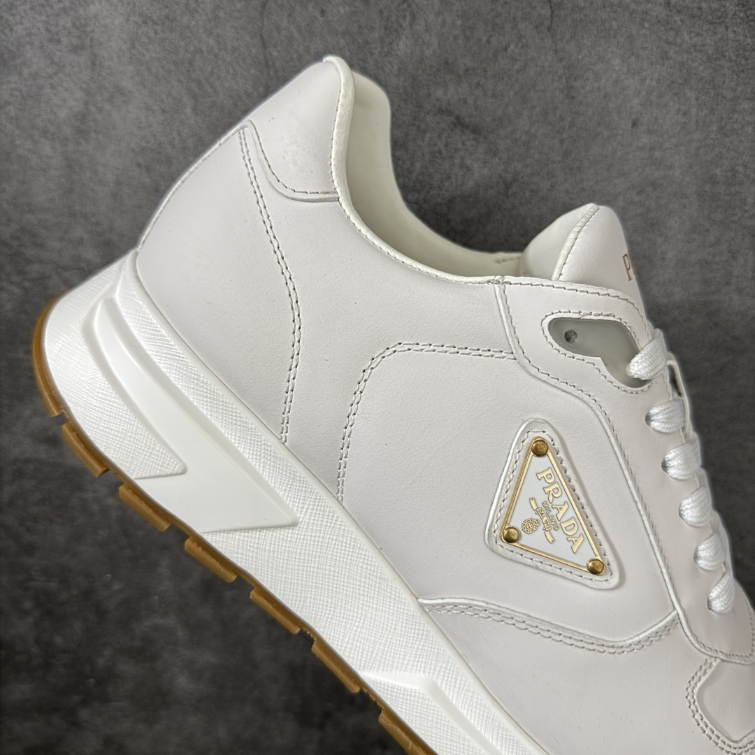 图片[7]-【YS纯原】广奢高端货 PRADA 普拉达｜春夏系列专柜新款厚底松糕运动鞋 ✦ 专柜同款廓形设计，轮廓类似麦昆 ✦ 鞋头饱满＋宽版设计，上脚显脚小 ✦ 厚底软弹脚感，非常舒适不累脚 ✦ 白色高级百搭，运动 / 休闲 / 商务通吃 ✦ 鞋身融入艺术家 Peter de Potter 标语纹样 ✦ 经典三角形徽标点缀，辨识度拉满 ✦ 鞋面：进口防水降落伞布料 ✦ 内里：进口羊皮内里，贴脚柔软 ✦ 大底：TPU 发泡厚底，轻量回弹 ✦ 全新官方一致全套包装 尺码：35–45-选品中心