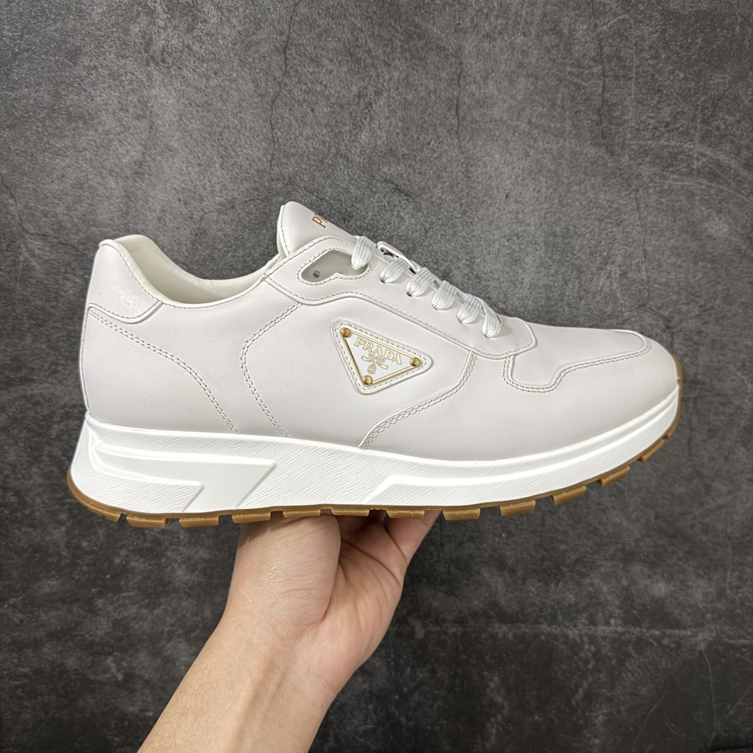 【YS纯原】广奢高端货 PRADA 普拉达｜春夏系列专柜新款厚底松糕运动鞋 ✦ 专柜同款廓形设计，轮廓类似麦昆 ✦ 鞋头饱满＋宽版设计，上脚显脚小 ✦ 厚底软弹脚感，非常舒适不累脚 ✦ 白色高级百搭，运动 / 休闲 / 商务通吃 ✦ 鞋身融入艺术家 Peter de Potter 标语纹样 ✦ 经典三角形徽标点缀，辨识度拉满 ✦ 鞋面：进口防水降落伞布料 ✦ 内里：进口羊皮内里，贴脚柔软 ✦ 大底：TPU 发泡厚底，轻量回弹 ✦ 全新官方一致全套包装 尺码：35–45-选品中心