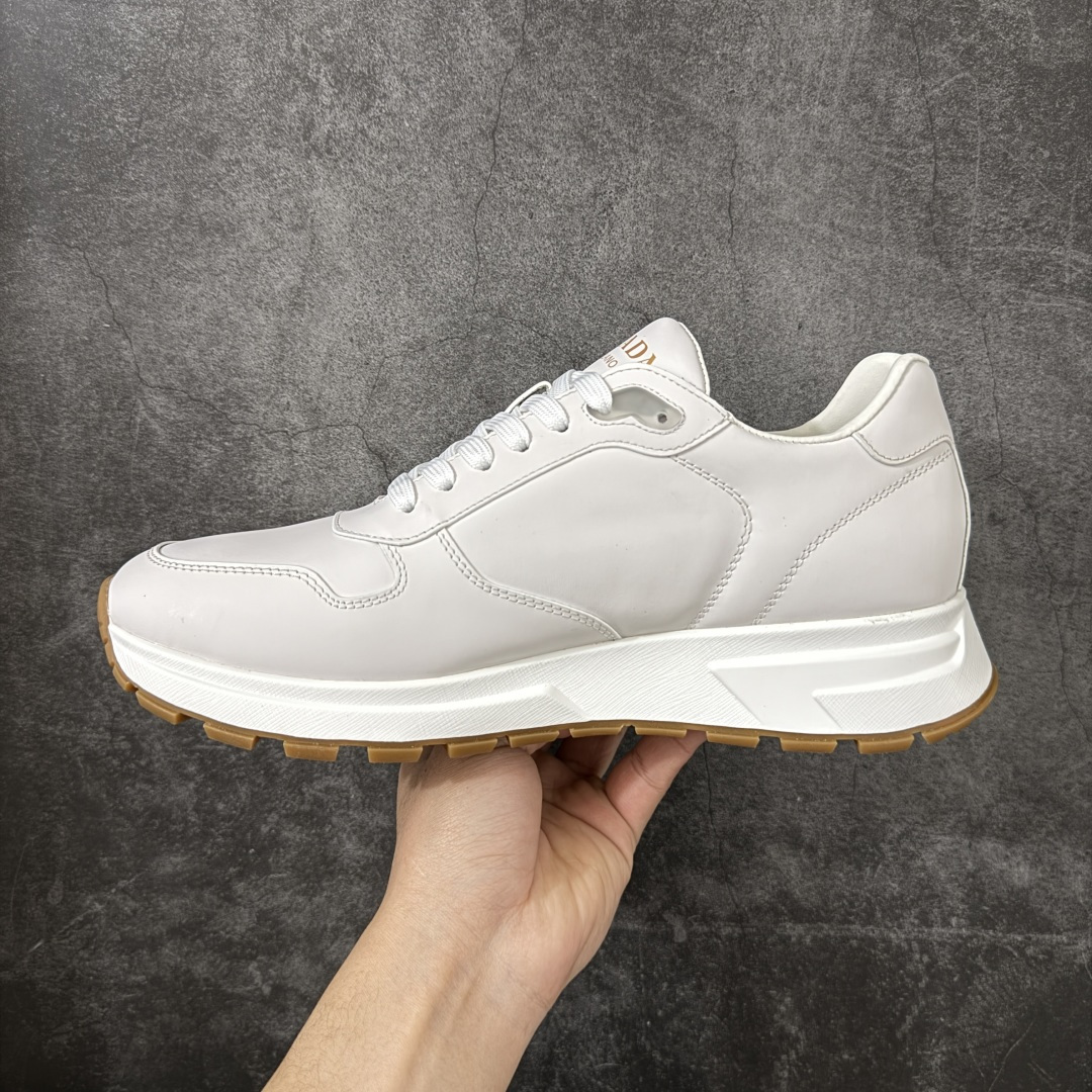 图片[2]-【YS纯原】广奢高端货 PRADA 普拉达｜春夏系列专柜新款厚底松糕运动鞋 ✦ 专柜同款廓形设计，轮廓类似麦昆 ✦ 鞋头饱满＋宽版设计，上脚显脚小 ✦ 厚底软弹脚感，非常舒适不累脚 ✦ 白色高级百搭，运动 / 休闲 / 商务通吃 ✦ 鞋身融入艺术家 Peter de Potter 标语纹样 ✦ 经典三角形徽标点缀，辨识度拉满 ✦ 鞋面：进口防水降落伞布料 ✦ 内里：进口羊皮内里，贴脚柔软 ✦ 大底：TPU 发泡厚底，轻量回弹 ✦ 全新官方一致全套包装 尺码：35–45-选品中心