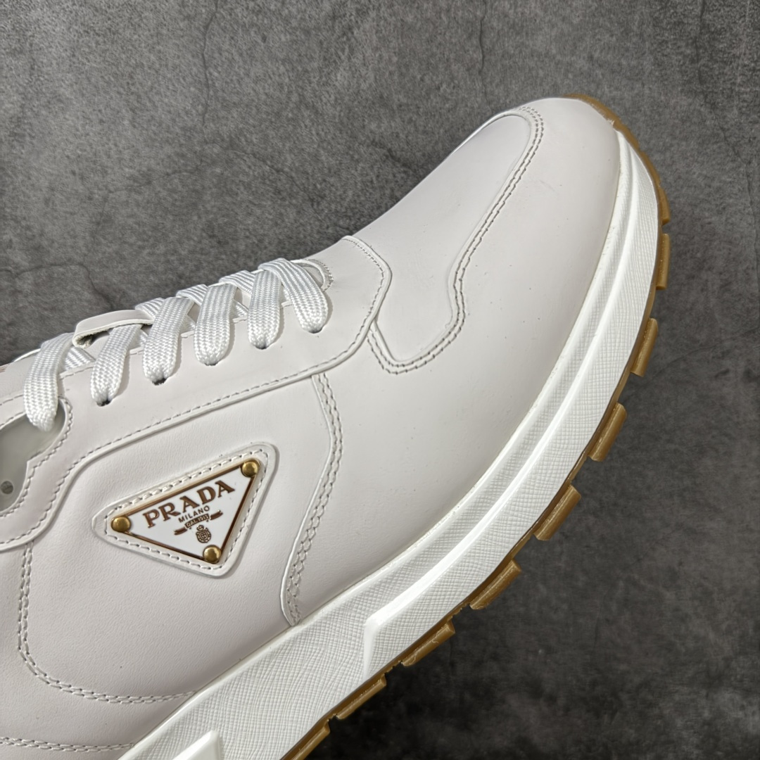 图片[6]-【YS纯原】广奢高端货 PRADA 普拉达｜春夏系列专柜新款厚底松糕运动鞋 ✦ 专柜同款廓形设计，轮廓类似麦昆 ✦ 鞋头饱满＋宽版设计，上脚显脚小 ✦ 厚底软弹脚感，非常舒适不累脚 ✦ 白色高级百搭，运动 / 休闲 / 商务通吃 ✦ 鞋身融入艺术家 Peter de Potter 标语纹样 ✦ 经典三角形徽标点缀，辨识度拉满 ✦ 鞋面：进口防水降落伞布料 ✦ 内里：进口羊皮内里，贴脚柔软 ✦ 大底：TPU 发泡厚底，轻量回弹 ✦ 全新官方一致全套包装 尺码：35–45-选品中心