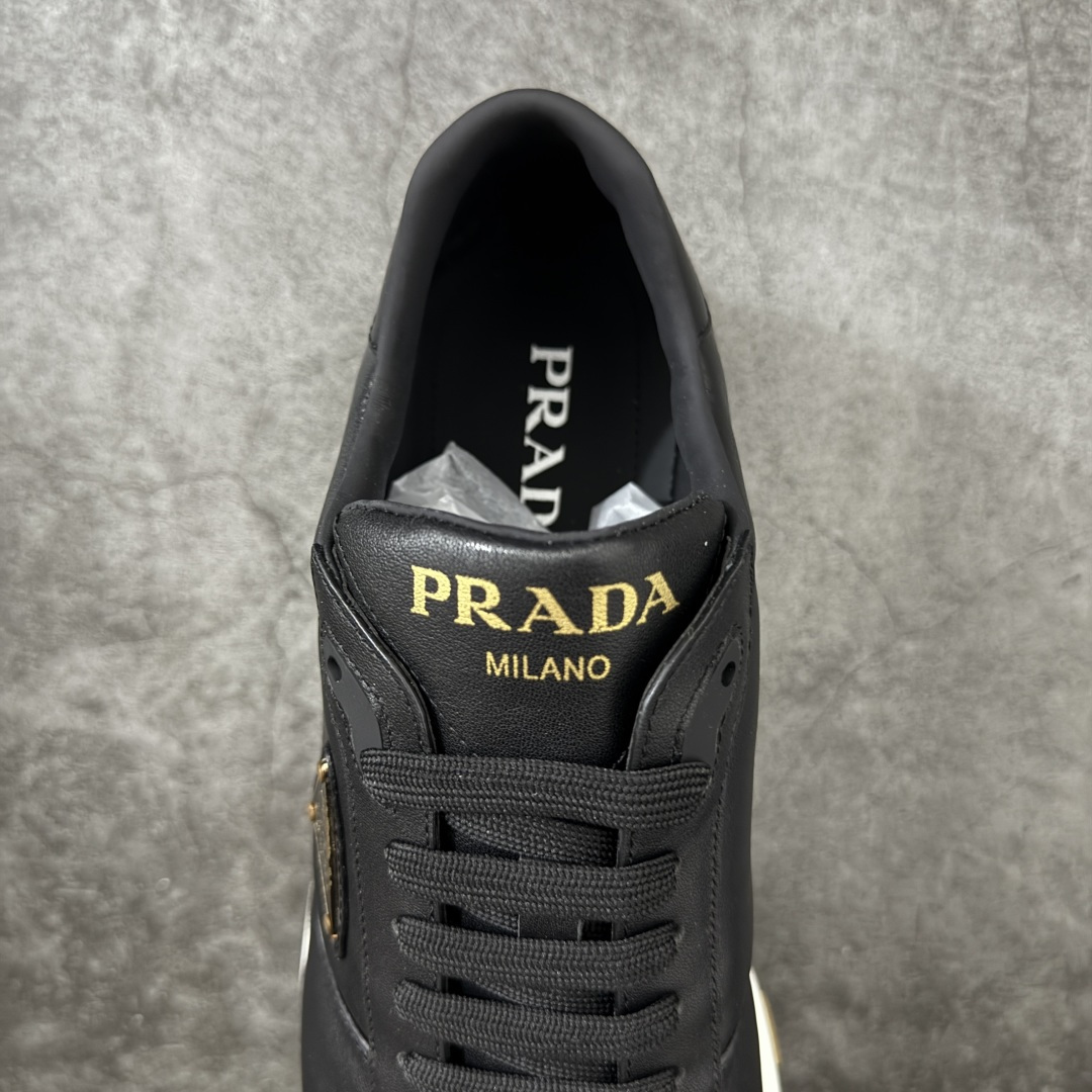 图片[8]-【YS纯原】广奢高端货 PRADA 普拉达｜春夏系列专柜新款厚底松糕运动鞋 ✦ 专柜同款廓形设计，轮廓类似麦昆 ✦ 鞋头饱满＋宽版设计，上脚显脚小 ✦ 厚底软弹脚感，非常舒适不累脚 ✦ 白色高级百搭，运动 / 休闲 / 商务通吃 ✦ 鞋身融入艺术家 Peter de Potter 标语纹样 ✦ 经典三角形徽标点缀， 辨识度拉满 ✦ 鞋面：进口防水降落伞布料 ✦ 内里：进口羊皮内里，贴脚柔软 ✦ 大底：TPU 发泡厚底，轻量回弹 ✦ 全新官方一致全套包装 尺码：35–45-选品中心