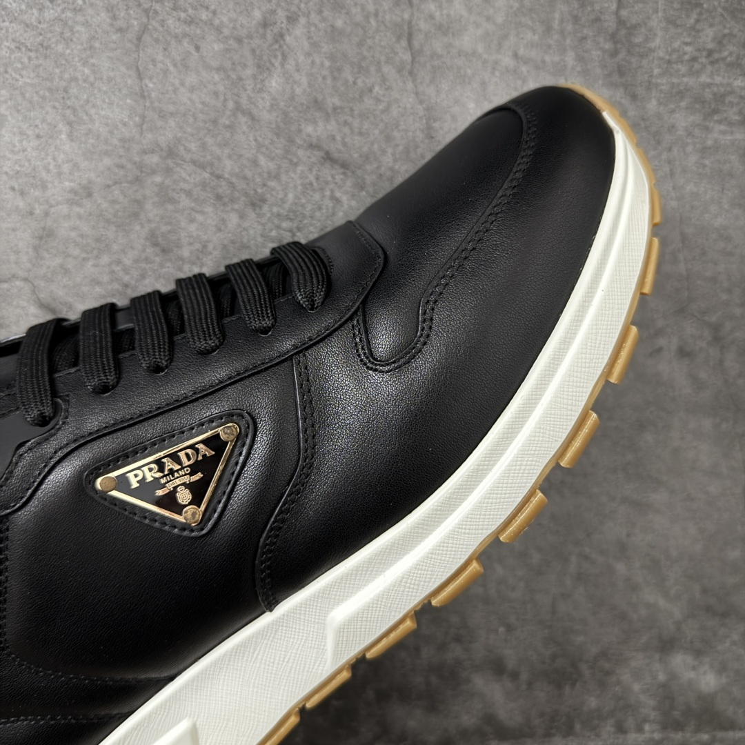 图片[6]-【YS纯原】广奢高端货 PRADA 普拉达｜春夏系列专柜新款厚底松糕运动鞋 ✦ 专柜同款廓形设计，轮廓类似麦昆 ✦ 鞋头饱满＋宽版设计，上脚显脚小 ✦ 厚底软弹脚感，非常舒适不累脚 ✦ 白色高级百搭，运动 / 休闲 / 商务通吃 ✦ 鞋身融入艺术家 Peter de Potter 标语纹样 ✦ 经典三角形徽标点缀， 辨识度拉满 ✦ 鞋面：进口防水降落伞布料 ✦ 内里：进口羊皮内里，贴脚柔软 ✦ 大底：TPU 发泡厚底，轻量回弹 ✦ 全新官方一致全套包装 尺码：35–45-选品中心