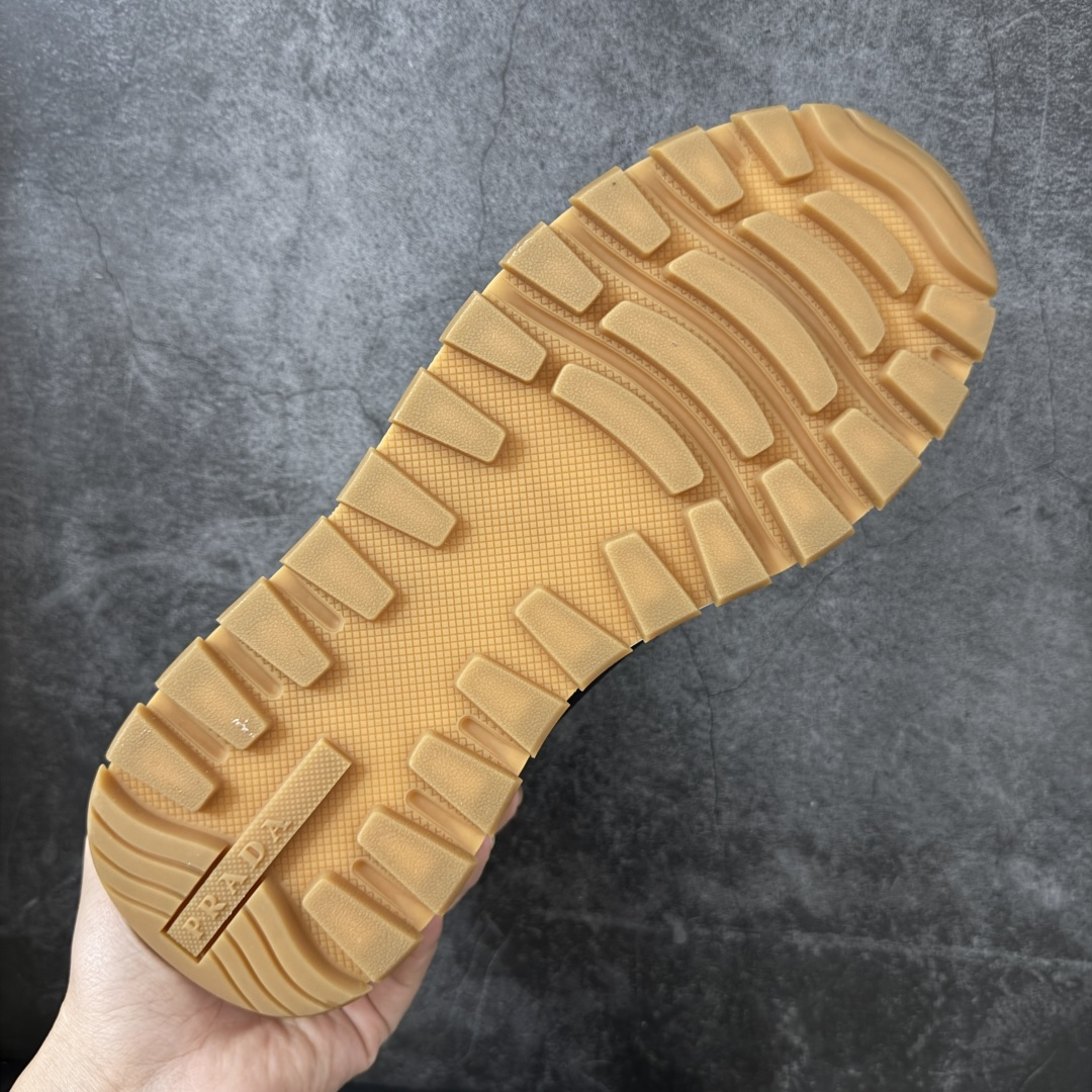 图片[9]-【YS纯原】广奢高端货 PRADA 普拉达｜春夏系列专柜新款厚底松糕运动鞋 ✦ 专柜同款廓形设计，轮廓类似麦昆 ✦ 鞋头饱满＋宽版设计，上脚显脚小 ✦ 厚底软弹脚感，非常舒适不累脚 ✦ 白色高级百搭，运动 / 休闲 / 商务通吃 ✦ 鞋身融入艺术家 Peter de Potter 标语纹样 ✦ 经典三角形徽标点缀， 辨识度拉满 ✦ 鞋面：进口防水降落伞布料 ✦ 内里：进口羊皮内里，贴脚柔软 ✦ 大底：TPU 发泡厚底，轻量回弹 ✦ 全新官方一致全套包装 尺码：35–45-选品中心