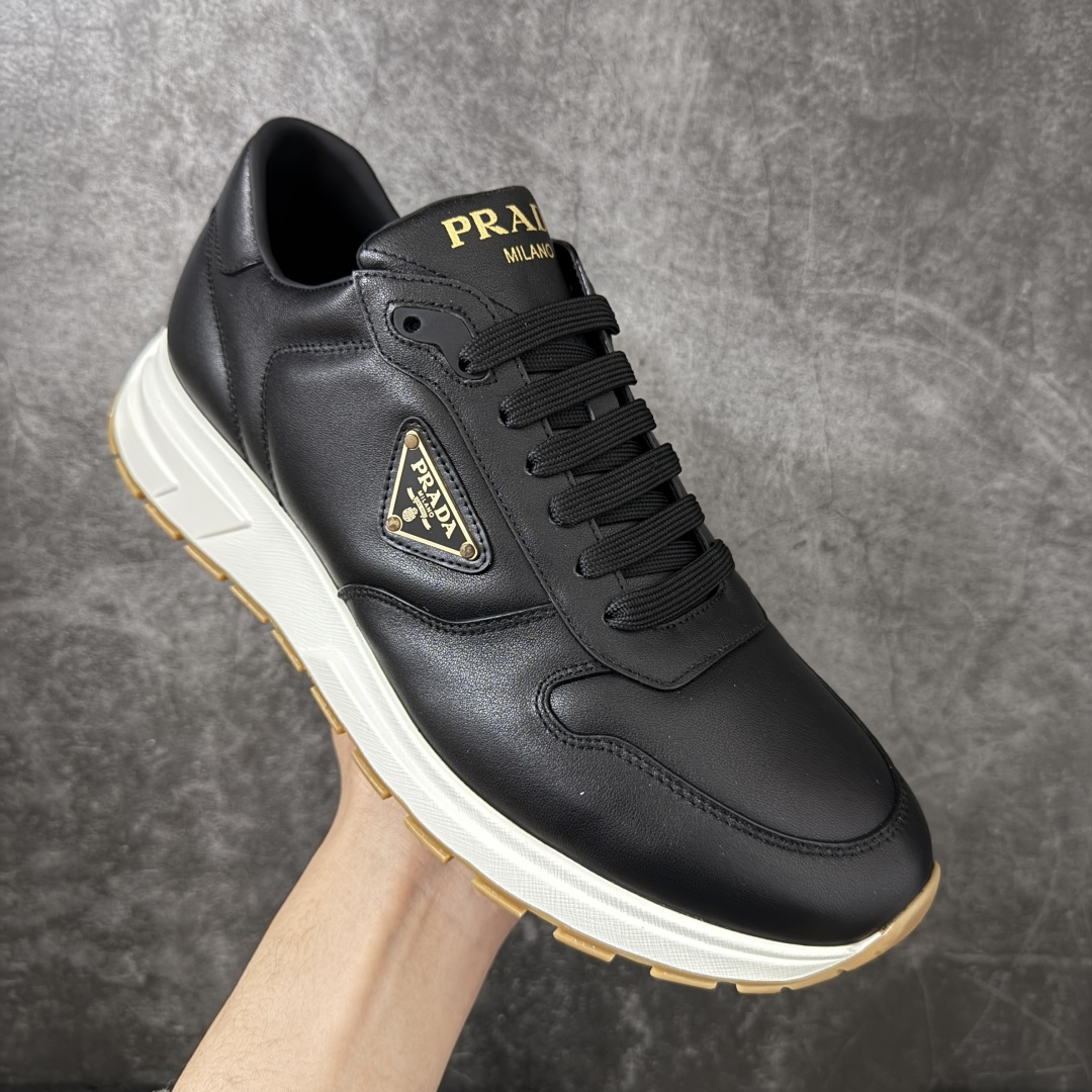 图片[3]-【YS纯原】广奢高端货 PRADA 普拉达｜春夏系列专柜新款厚底松糕运动鞋 ✦ 专柜同款廓形设计，轮廓类似麦昆 ✦ 鞋头饱满＋宽版设计，上脚显脚小 ✦ 厚底软弹脚感，非常舒适不累脚 ✦ 白色高级百搭，运动 / 休闲 / 商务通吃 ✦ 鞋身融入艺术家 Peter de Potter 标语纹样 ✦ 经典三角形徽标点缀， 辨识度拉满 ✦ 鞋面：进口防水降落伞布料 ✦ 内里：进口羊皮内里，贴脚柔软 ✦ 大底：TPU 发泡厚底，轻量回弹 ✦ 全新官方一致全套包装 尺码：35–45-选品中心