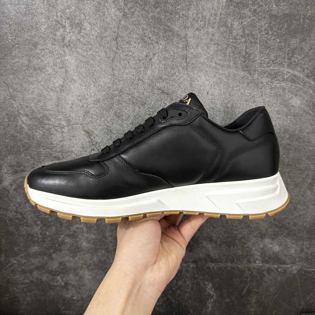 图片[2]-【YS纯原】广奢高端货 PRADA 普拉达｜春夏系列专柜新款厚底松糕运动鞋 ✦ 专柜同款廓形设计，轮廓类似麦昆 ✦ 鞋头饱满＋宽版设计，上脚显脚小 ✦ 厚底软弹脚感，非常舒适不累脚 ✦ 白色高级百搭，运动 / 休闲 / 商务通吃 ✦ 鞋身融入艺术家 Peter de Potter 标语纹样 ✦ 经典三角形徽标点缀， 辨识度拉满 ✦ 鞋面：进口防水降落伞布料 ✦ 内里：进口羊皮内里，贴脚柔软 ✦ 大底：TPU 发泡厚底，轻量回弹 ✦ 全新官方一致全套包装 尺码：35–45-选品中心