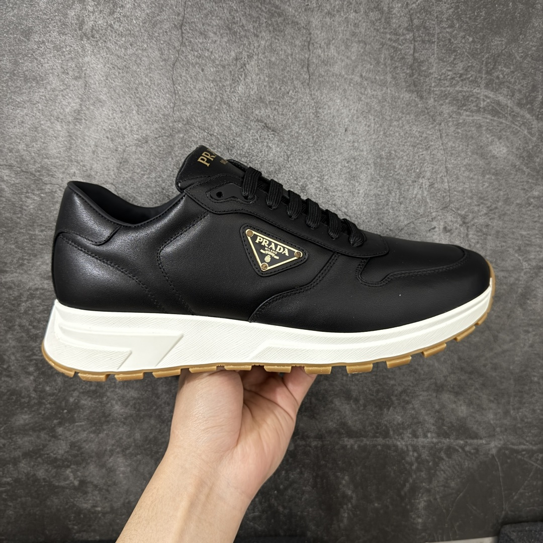 【YS纯原】广奢高端货 PRADA 普拉达｜春夏系列专柜新款厚底松糕运动鞋 ✦ 专柜同款廓形设计，轮廓类似麦昆 ✦ 鞋头饱满＋宽版设计，上脚显脚小 ✦ 厚底软弹脚感，非常舒适不累脚 ✦ 白色高级百搭，运动 / 休闲 / 商务通吃 ✦ 鞋身融入艺术家 Peter de Potter 标语纹样 ✦ 经典三角形徽标点缀， 辨识度拉满 ✦ 鞋面：进口防水降落伞布料 ✦ 内里：进口羊皮内里，贴脚柔软 ✦ 大底：TPU 发泡厚底，轻量回弹 ✦ 全新官方一致全套包装 尺码：35–45-选品中心