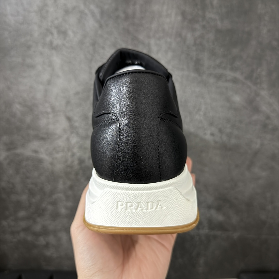 图片[4]-【YS纯原】广奢高端货 PRADA 普拉达｜春夏系列专柜新款厚底松糕运动鞋 ✦ 专柜同款廓形设计，轮廓类似麦昆 ✦ 鞋头饱满＋宽版设计，上脚显脚小 ✦ 厚底软弹脚感，非常舒适不累脚 ✦ 白色高级百搭，运动 / 休闲 / 商务通吃 ✦ 鞋身融入艺术家 Peter de Potter 标语纹样 ✦ 经典三角形徽标点缀， 辨识度拉满 ✦ 鞋面：进口防水降落伞布料 ✦ 内里：进口羊皮内里，贴脚柔软 ✦ 大底：TPU 发泡厚底，轻量回弹 ✦ 全新官方一致全套包装 尺码：35–45-选品中心