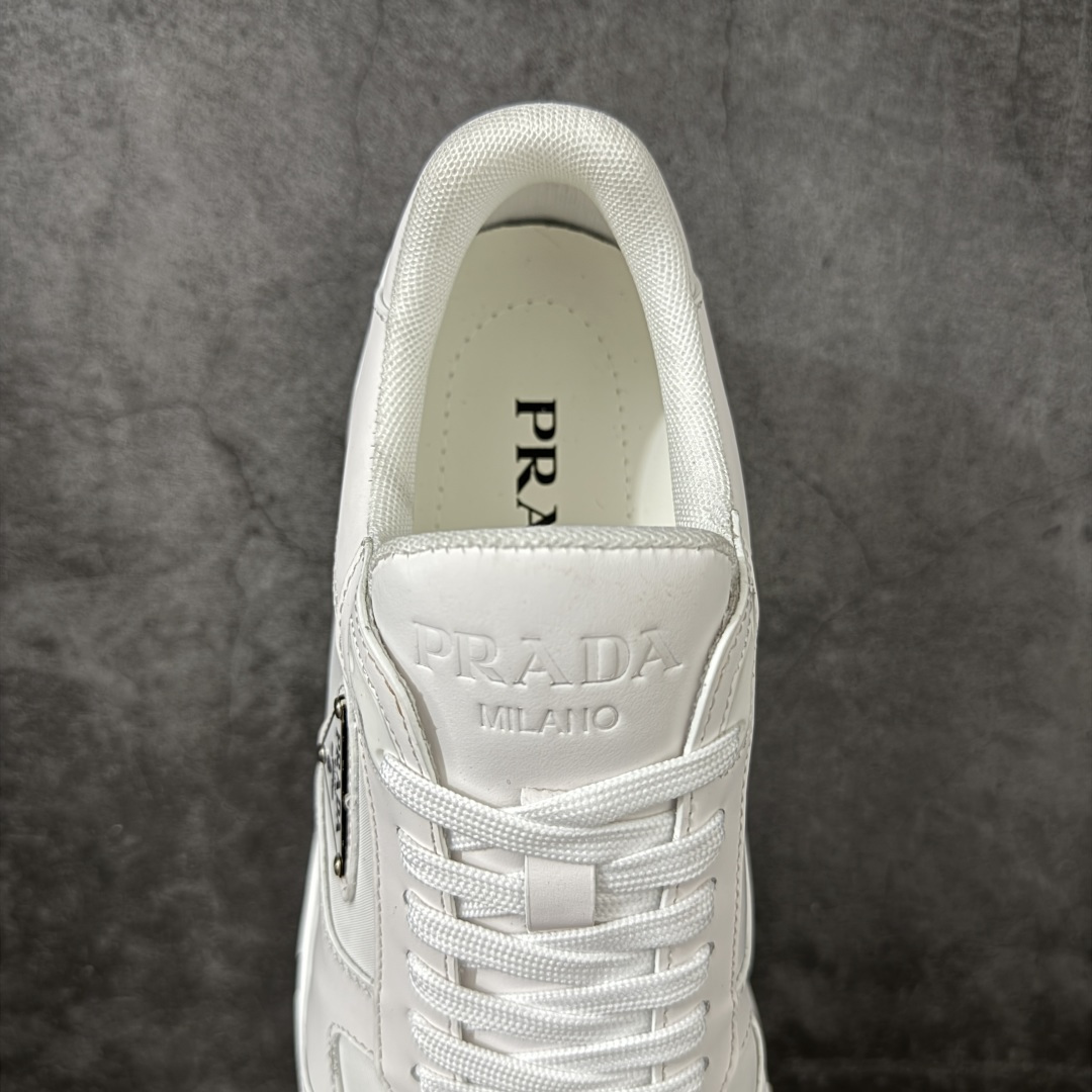 图片[8]-【YS纯原】广奢高端货 PRADA 普拉达｜春夏系列专柜新款厚底松糕运动鞋 ✦ 专柜同款廓形设计，轮廓类似麦昆 ✦ 鞋头饱满＋宽版设计，上脚显脚小 ✦ 厚底软弹脚感，非常舒适不累脚 ✦ 白色高级百搭，运动 / 休闲 / 商务通吃 ✦ 鞋身融入艺术家 Peter de Potter 标语纹样 ✦ 经典三角形徽标点缀，辨识度拉满 ✦ 鞋面：进口防水降落伞布料 ✦ 内里：进口羊皮内里，贴脚柔软 ✦ 大底：TPU 发泡厚底，轻量回弹 ✦ 全新官方一致全套包装 尺码：35–45-选品中心