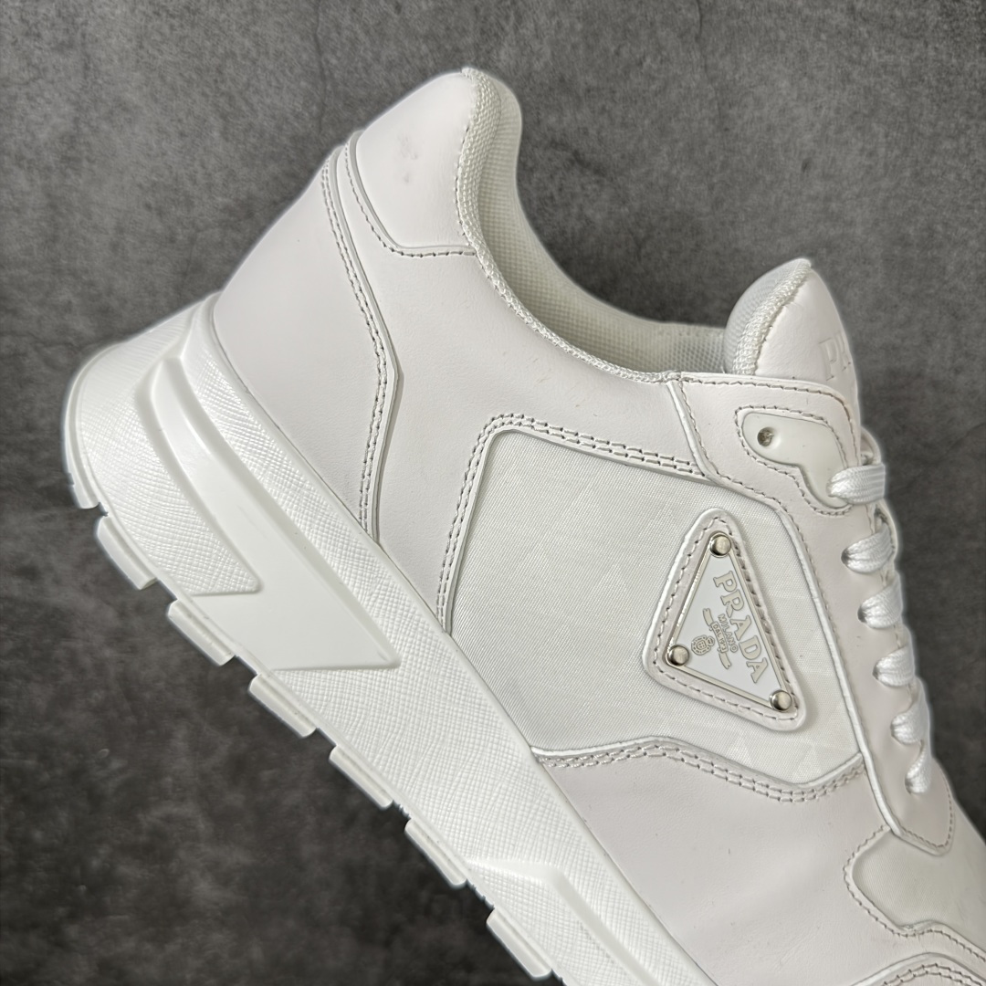 图片[6]-【YS纯原】广奢高端货 PRADA 普拉达｜春夏系列专柜新款厚底松糕运动鞋 ✦ 专柜同款廓形设计，轮廓类似麦昆 ✦ 鞋头饱满＋宽版设计，上脚显脚小 ✦ 厚底软弹脚感，非常舒适不累脚 ✦ 白色高级百搭，运动 / 休闲 / 商务通吃 ✦ 鞋身融入艺术家 Peter de Potter 标语纹样 ✦ 经典三角形徽标点缀，辨识度拉满 ✦ 鞋面：进口防水降落伞布料 ✦ 内里：进口羊皮内里，贴脚柔软 ✦ 大底：TPU 发泡厚底，轻量回弹 ✦ 全新官方一致全套包装 尺码：35–45-选品中心