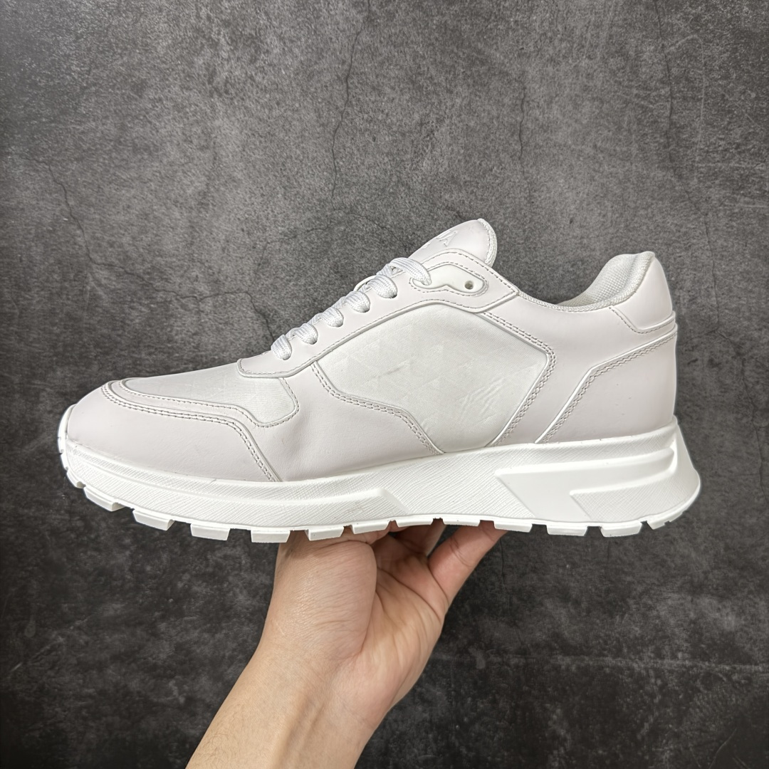 图片[2]-【YS纯原】广奢高端货 PRADA 普拉达｜春夏系列专柜新款厚底松糕运动鞋 ✦ 专柜同款廓形设计，轮廓类似麦昆 ✦ 鞋头饱满＋宽版设计，上脚显脚小 ✦ 厚底软弹脚感，非常舒适不累脚 ✦ 白色高级百搭，运动 / 休闲 / 商务通吃 ✦ 鞋身融入艺术家 Peter de Potter 标语纹样 ✦ 经典三角形徽标点缀，辨识度拉满 ✦ 鞋面：进口防水降落伞布料 ✦ 内里：进口羊皮内里，贴脚柔软 ✦ 大底：TPU 发泡厚底，轻量回弹 ✦ 全新官方一致全套包装 尺码：35–45-选品中心