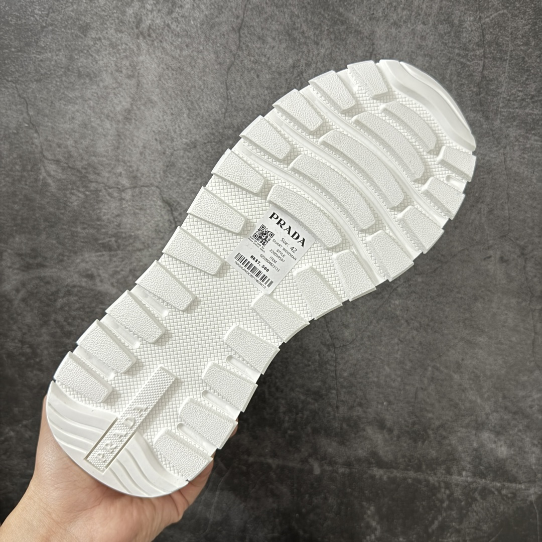 图片[9]-【YS纯原】广奢高端货 PRADA 普拉达｜春夏系列专柜新款厚底松糕运动鞋 ✦ 专柜同款廓形设计，轮廓类似麦昆 ✦ 鞋头饱满＋宽版设计，上脚显脚小 ✦ 厚底软弹脚感，非常舒适不累脚 ✦ 白色高级百搭，运动 / 休闲 / 商务通吃 ✦ 鞋身融入艺术家 Peter de Potter 标语纹样 ✦ 经典三角形徽标点缀，辨识度拉满 ✦ 鞋面：进口防水降落伞布料 ✦ 内里：进口羊皮内里，贴脚柔软 ✦ 大底：TPU 发泡厚底，轻量回弹 ✦ 全新官方一致全套包装 尺码：35–45-选品中心