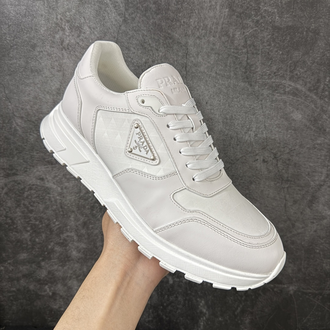 图片[3]-【YS纯原】广奢高端货 PRADA 普拉达｜春夏系列专柜新款厚底松糕运动鞋 ✦ 专柜同款廓形设计，轮廓类似麦昆 ✦ 鞋头饱满＋宽版设计，上脚显脚小 ✦ 厚底软弹脚感，非常舒适不累脚 ✦ 白色高级百搭，运动 / 休闲 / 商务通吃 ✦ 鞋身融入艺术家 Peter de Potter 标语纹样 ✦ 经典三角形徽标点缀，辨识度拉满 ✦ 鞋面：进口防水降落伞布料 ✦ 内里：进口羊皮内里，贴脚柔软 ✦ 大底：TPU 发泡厚底，轻量回弹 ✦ 全新官方一致全套包装 尺码：35–45-选品中心
