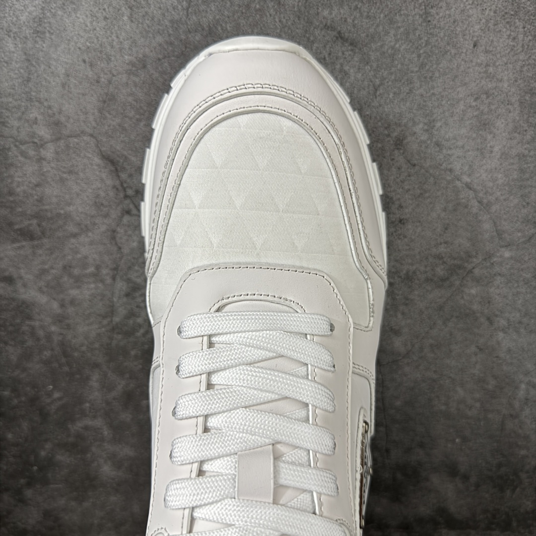 图片[5]-【YS纯原】广奢高端货 PRADA 普拉达｜春夏系列专柜新款厚底松糕运动鞋 ✦ 专柜同款廓形设计，轮廓类似麦昆 ✦ 鞋头饱满＋宽版设计，上脚显脚小 ✦ 厚底软弹脚感，非常舒适不累脚 ✦ 白色高级百搭，运动 / 休闲 / 商务通吃 ✦ 鞋身融入艺术家 Peter de Potter 标语纹样 ✦ 经典三角形徽标点缀，辨识度拉满 ✦ 鞋面：进口防水降落伞布料 ✦ 内里：进口羊皮内里，贴脚柔软 ✦ 大底：TPU 发泡厚底，轻量回弹 ✦ 全新官方一致全套包装 尺码：35–45-选品中心