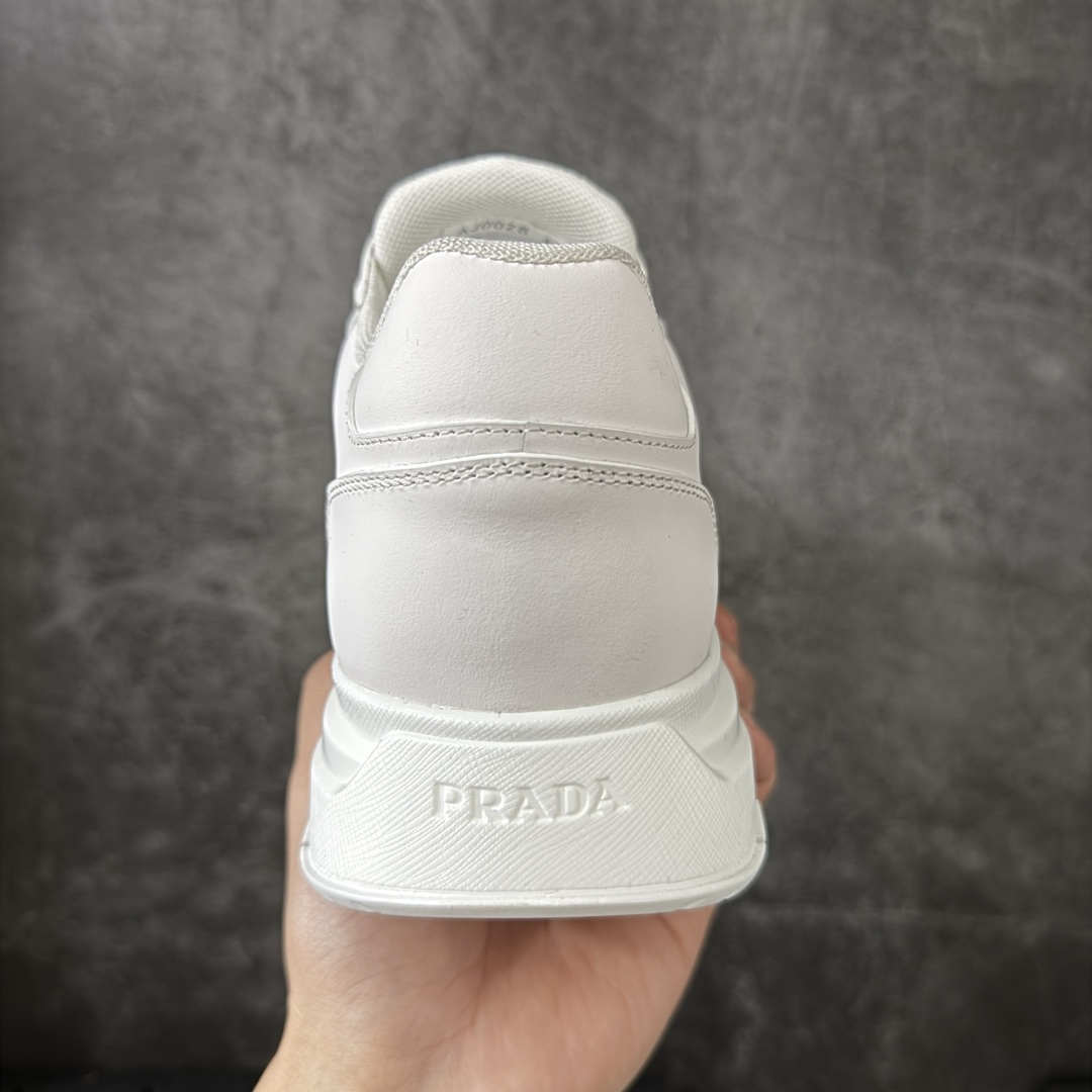 图片[4]-【YS纯原】广奢高端货 PRADA 普拉达｜春夏系列专柜新款厚底松糕运动鞋 ✦ 专柜同款廓形设计，轮廓类似麦昆 ✦ 鞋头饱满＋宽版设计，上脚显脚小 ✦ 厚底软弹脚感，非常舒适不累脚 ✦ 白色高级百搭，运动 / 休闲 / 商务通吃 ✦ 鞋身融入艺术家 Peter de Potter 标语纹样 ✦ 经典三角形徽标点缀，辨识度拉满 ✦ 鞋面：进口防水降落伞布料 ✦ 内里：进口羊皮内里，贴脚柔软 ✦ 大底：TPU 发泡厚底，轻量回弹 ✦ 全新官方一致全套包装 尺码：35–45-选品中心